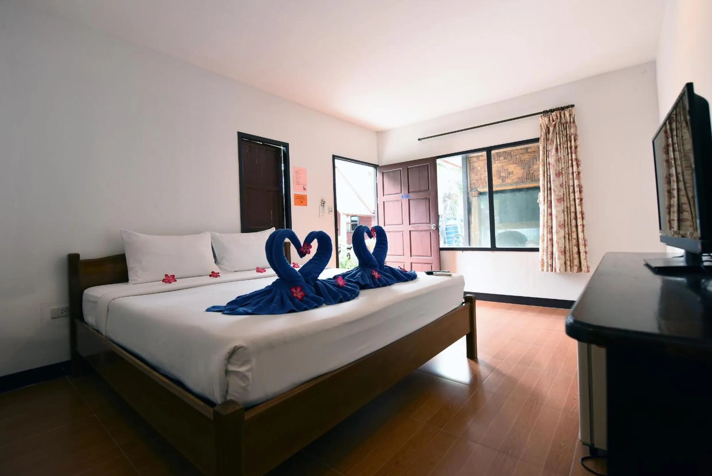 Communal lounge/ TV room, Bed in Phi Phi Twin Palms Bungalow