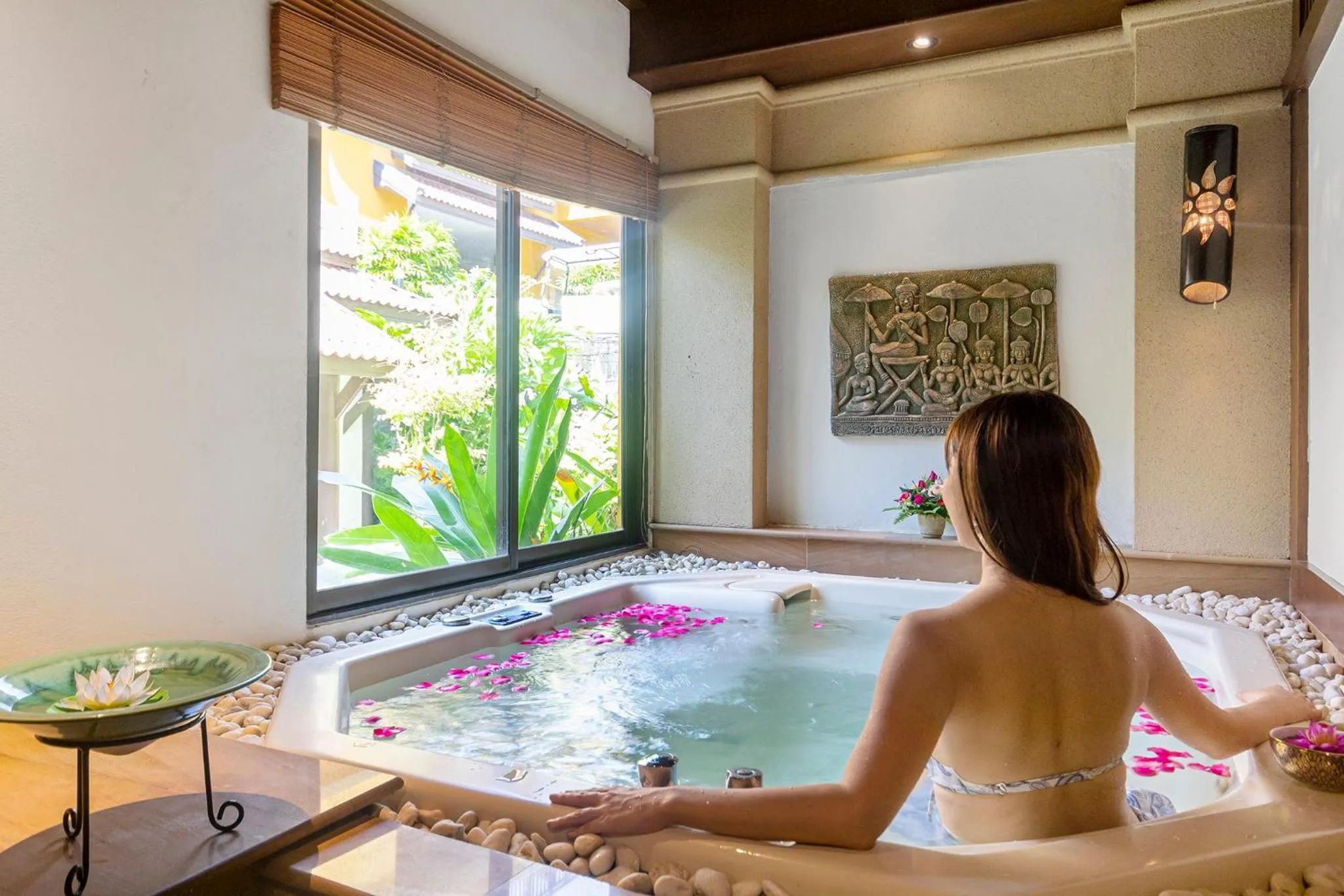 Hot Tub in Diamond Cottage Resort & Spa