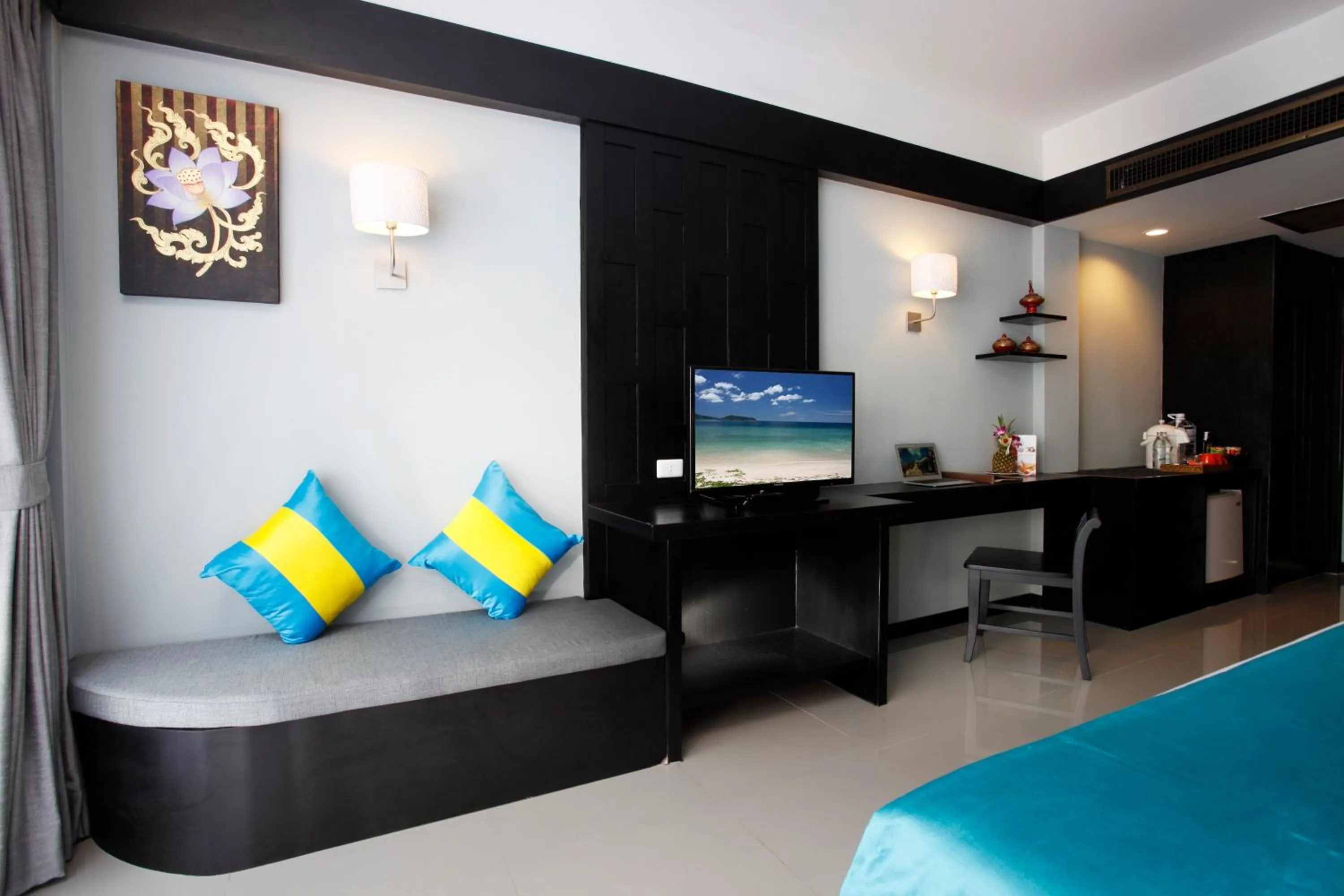 Seating area, Bed in Diamond Cottage Resort & Spa
