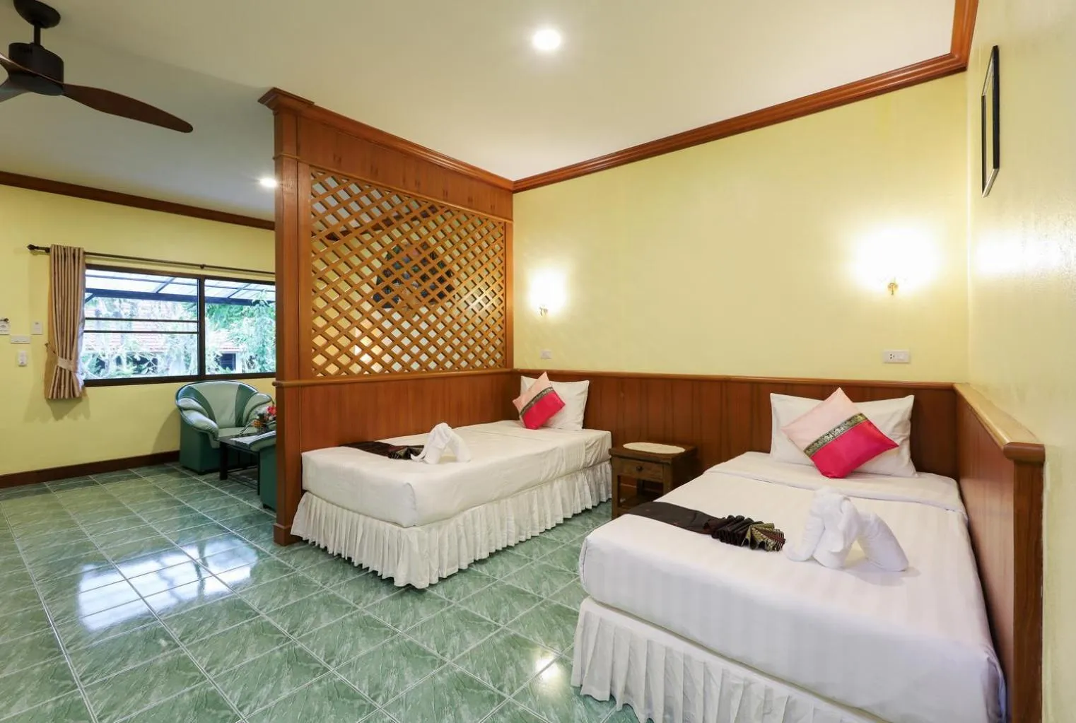 Living room, Bed in The Golddiggers Resort