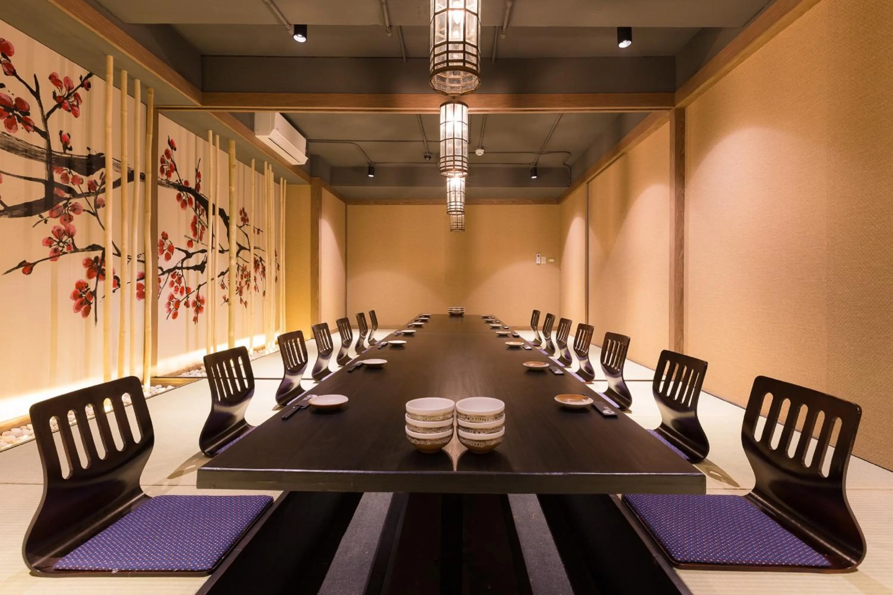 Restaurant/places to eat in Bandara Suites Silom, Bangkok