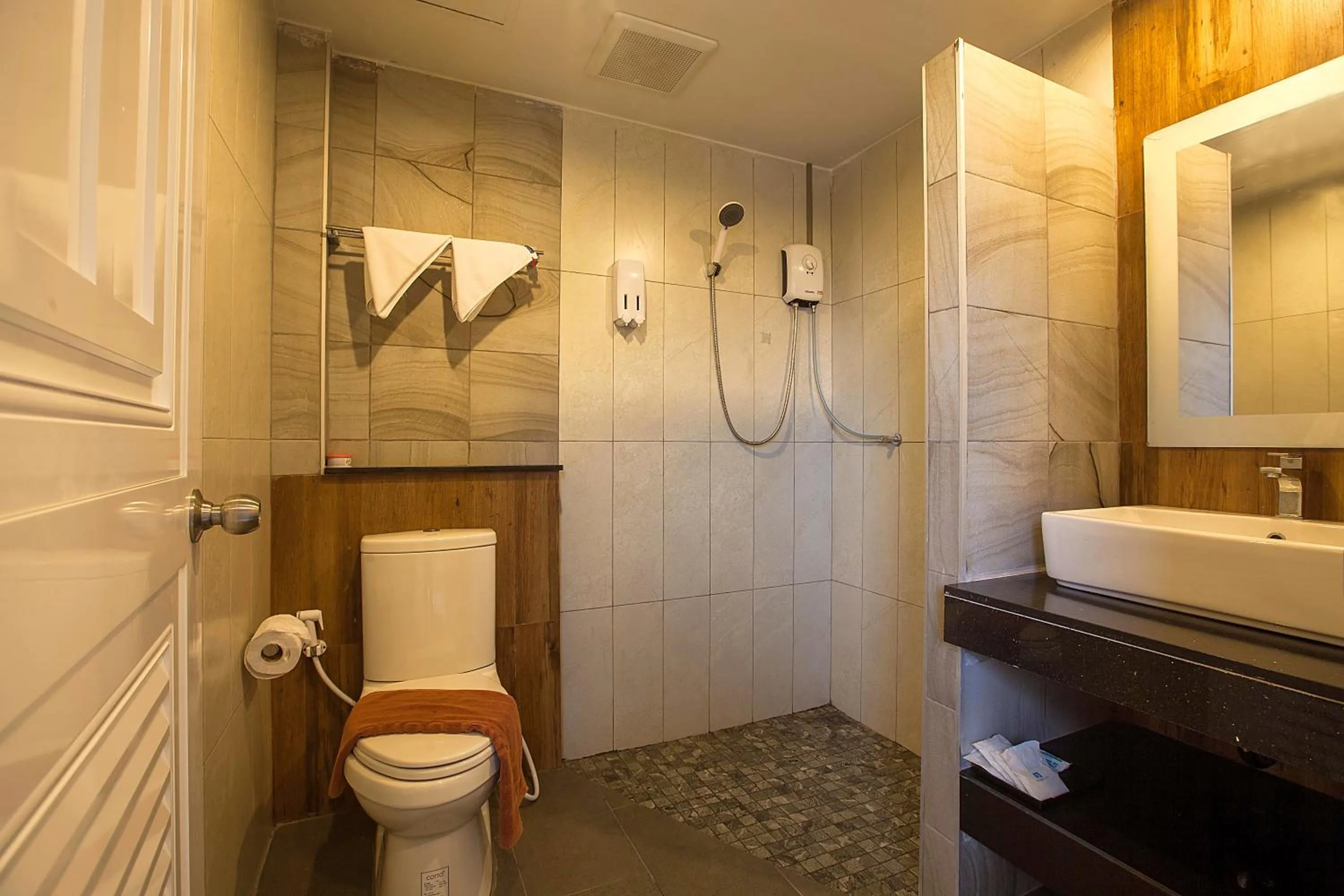 Bathroom in Phi Phi Top View Resort