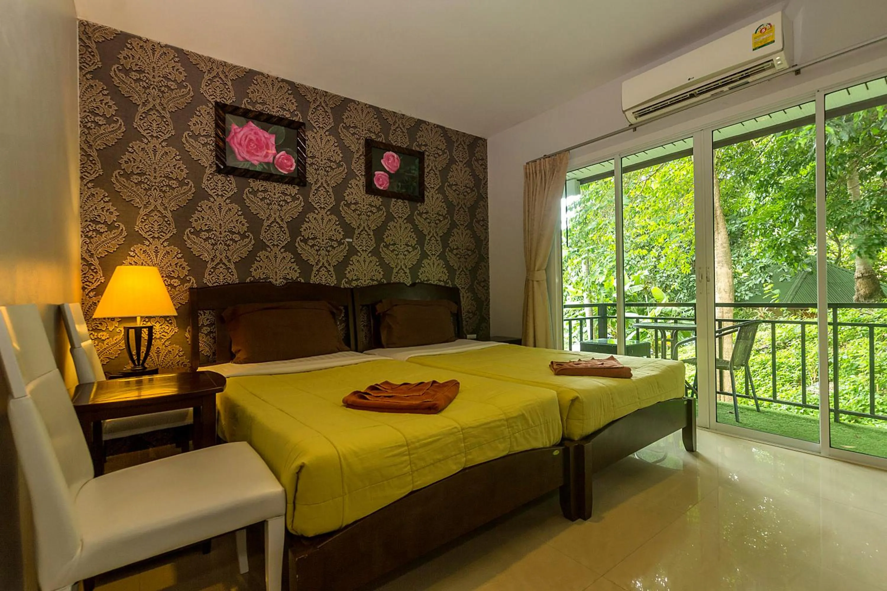 Bed in Phi Phi Top View Resort