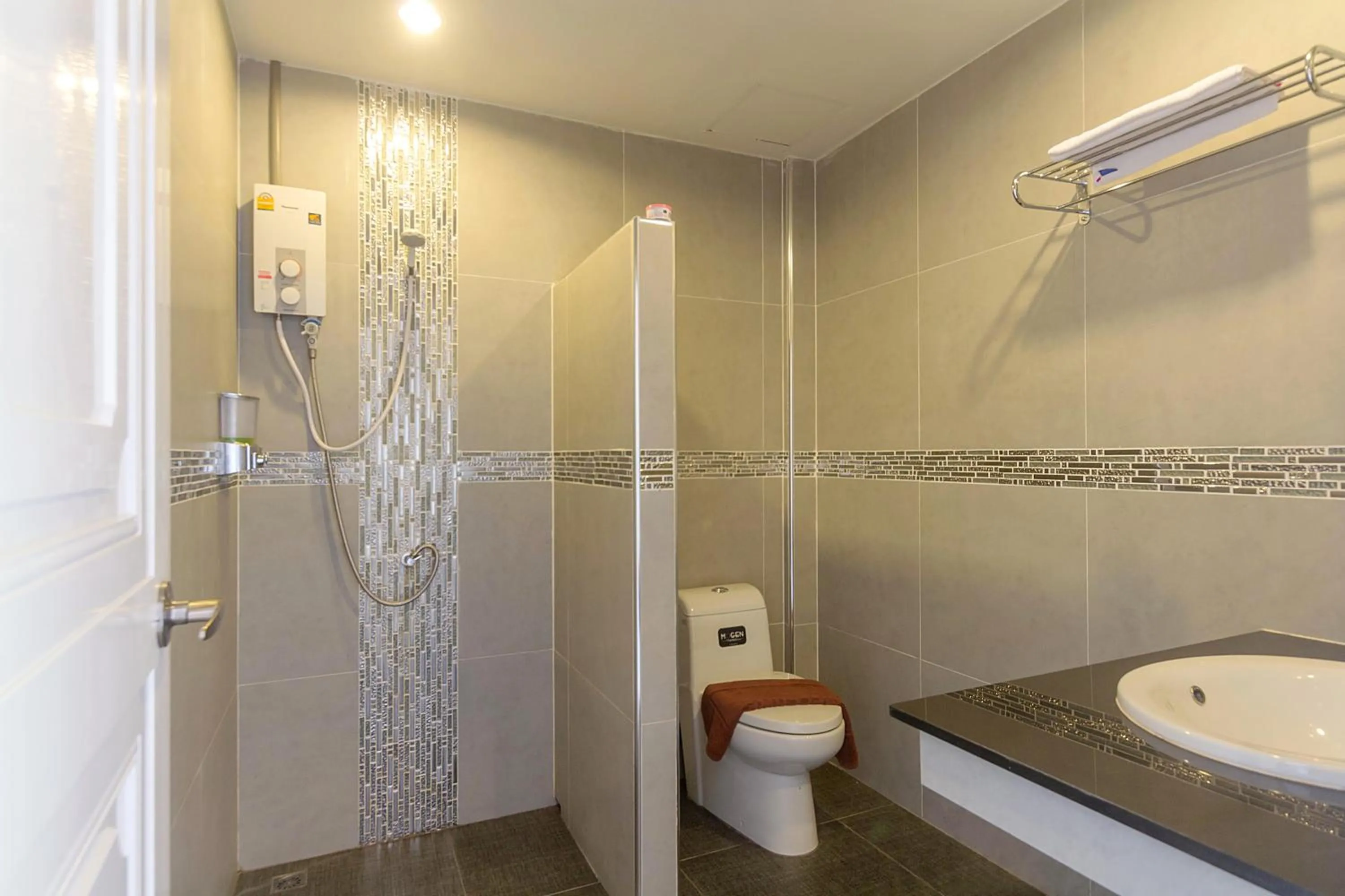 Bathroom in Phi Phi Top View Resort