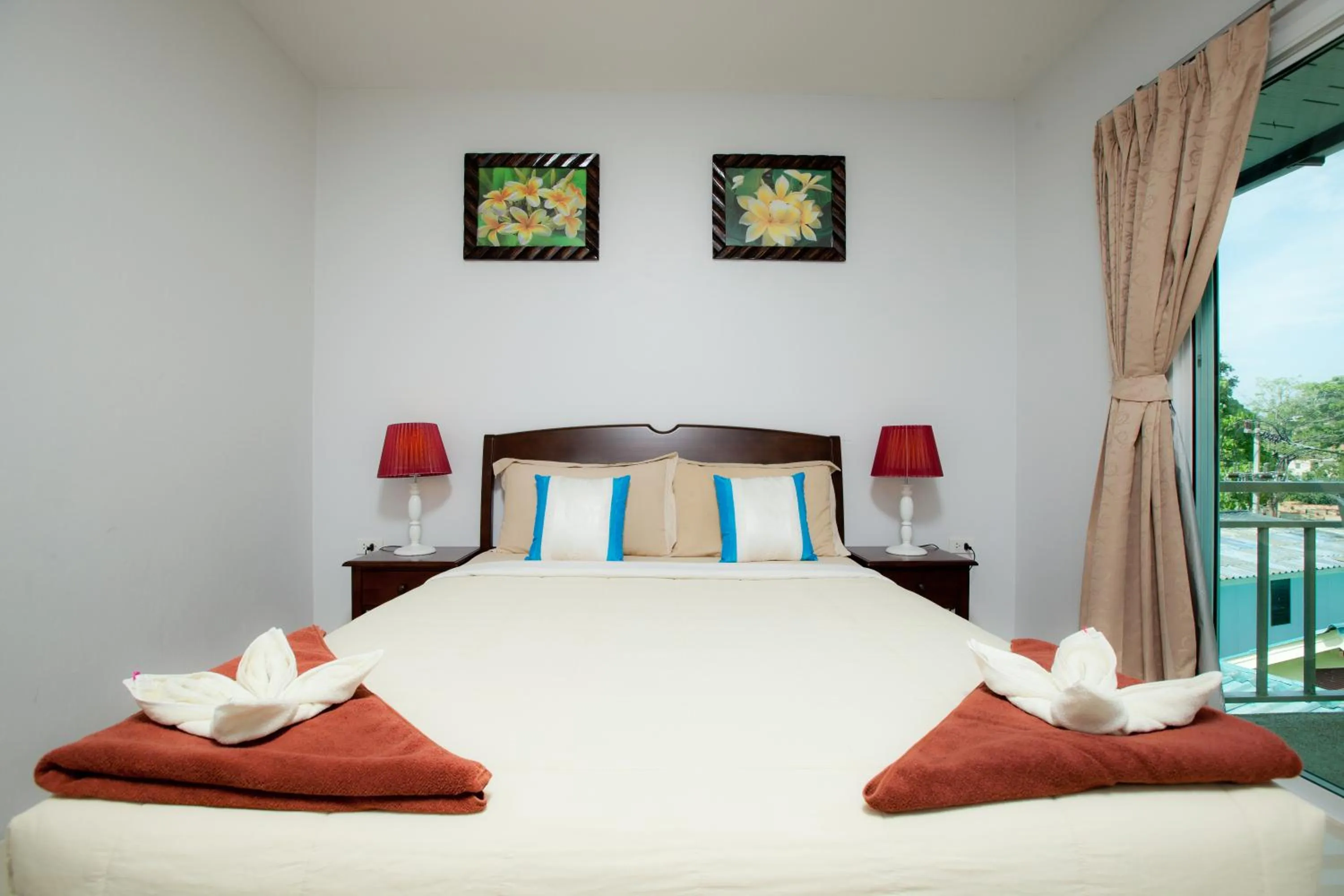 Bed in Phi Phi Top View Resort