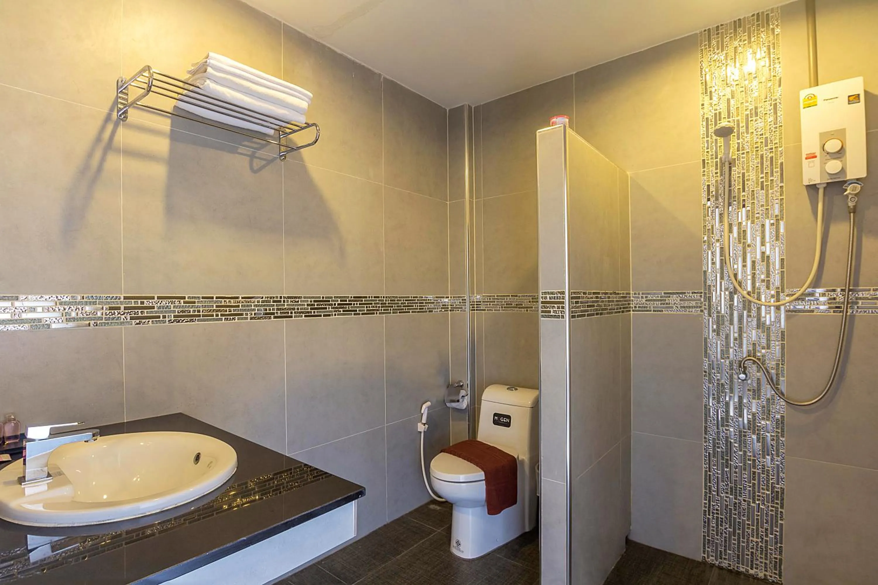 Bathroom in Phi Phi Top View Resort