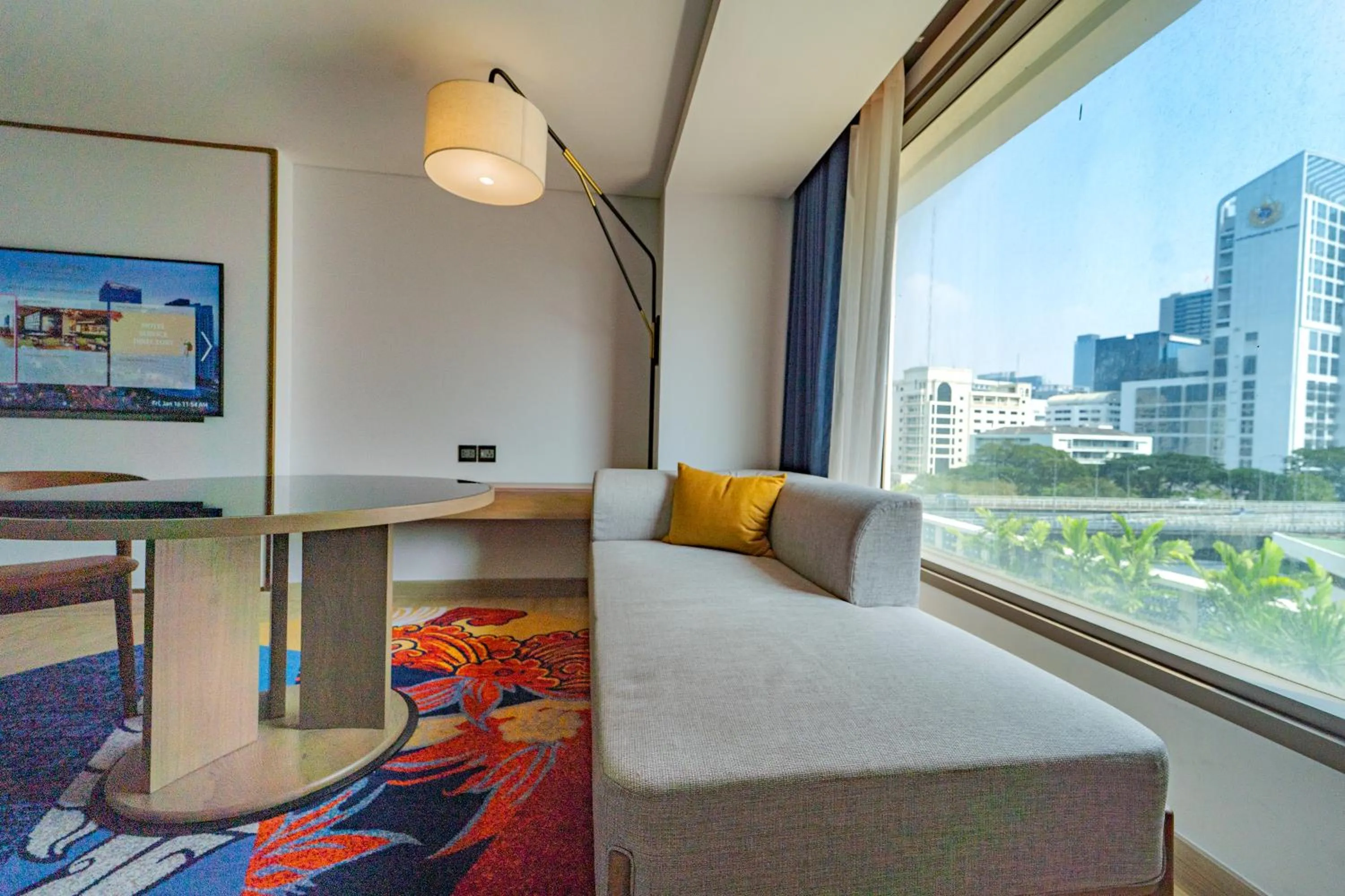 Seating area, Bed in Montien Hotel Surawong Bangkok