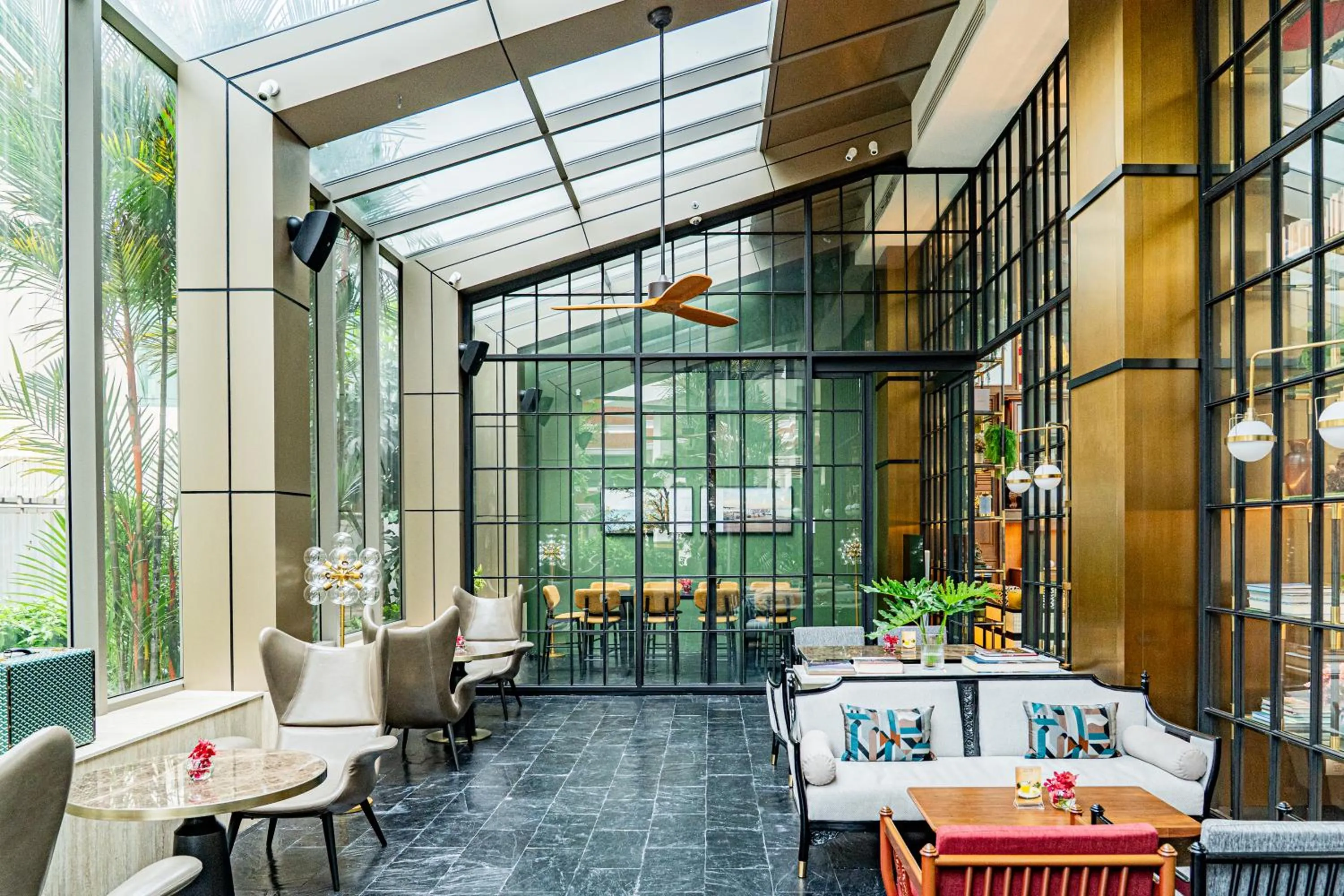 Restaurant/places to eat in Montien Hotel Surawong Bangkok