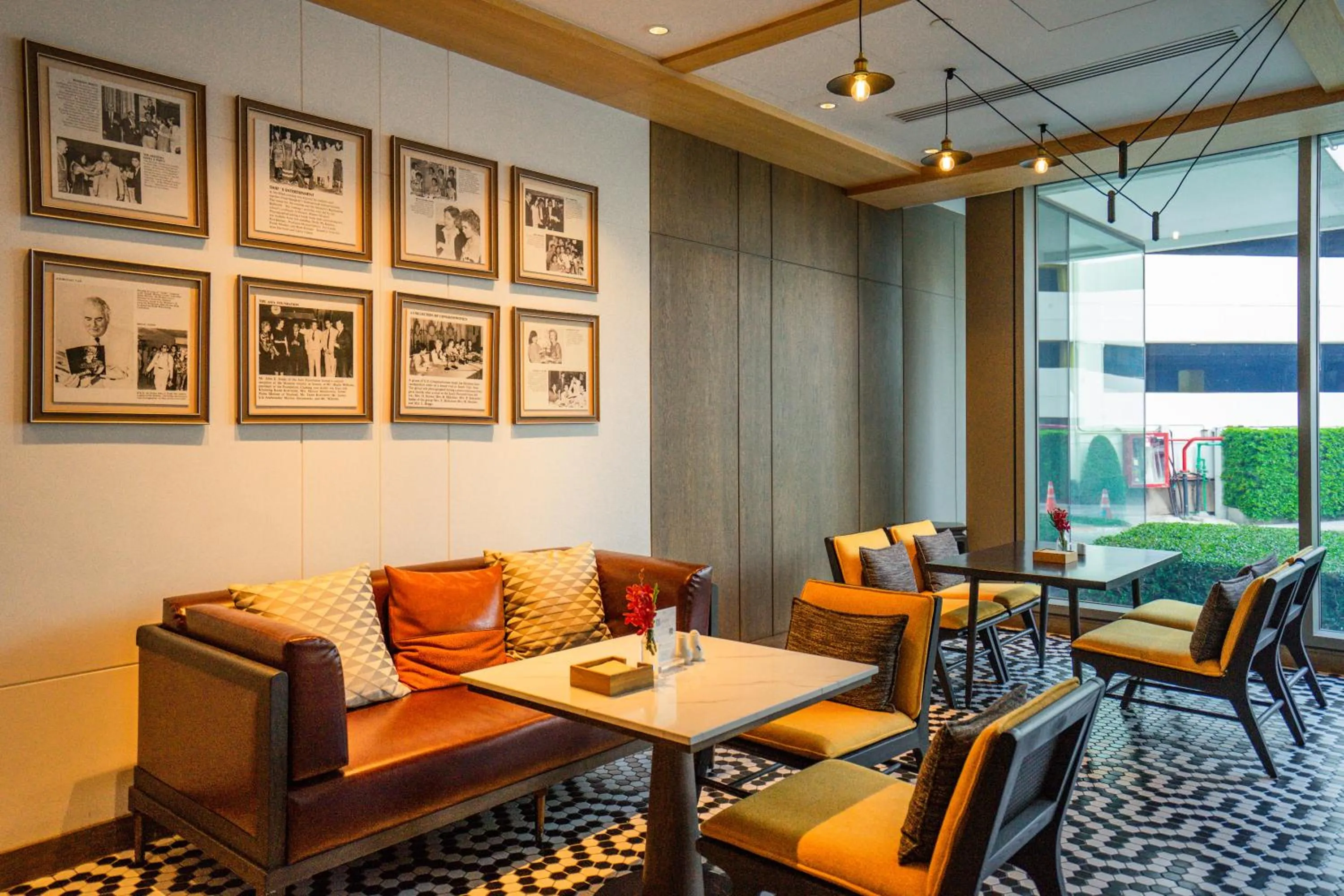 Restaurant/places to eat in Montien Hotel Surawong Bangkok