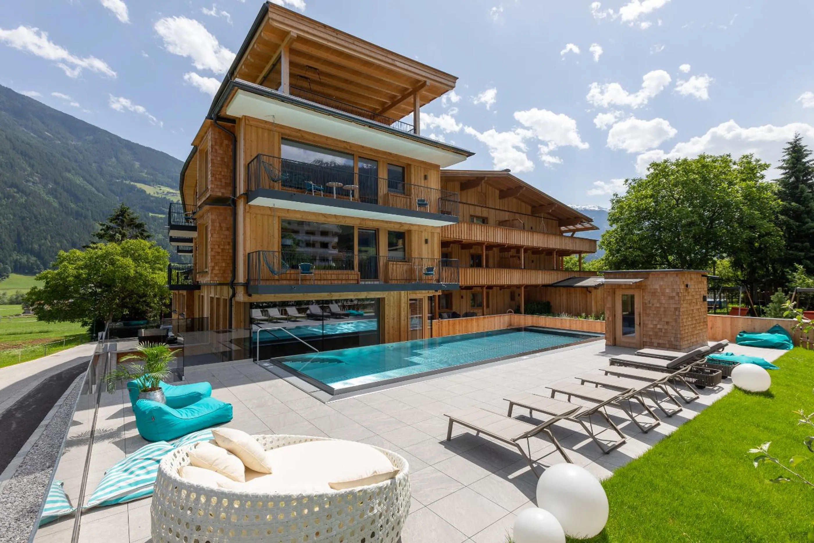 Property building in Appartement Zillertal Klee mit Restaurant KleemenTine