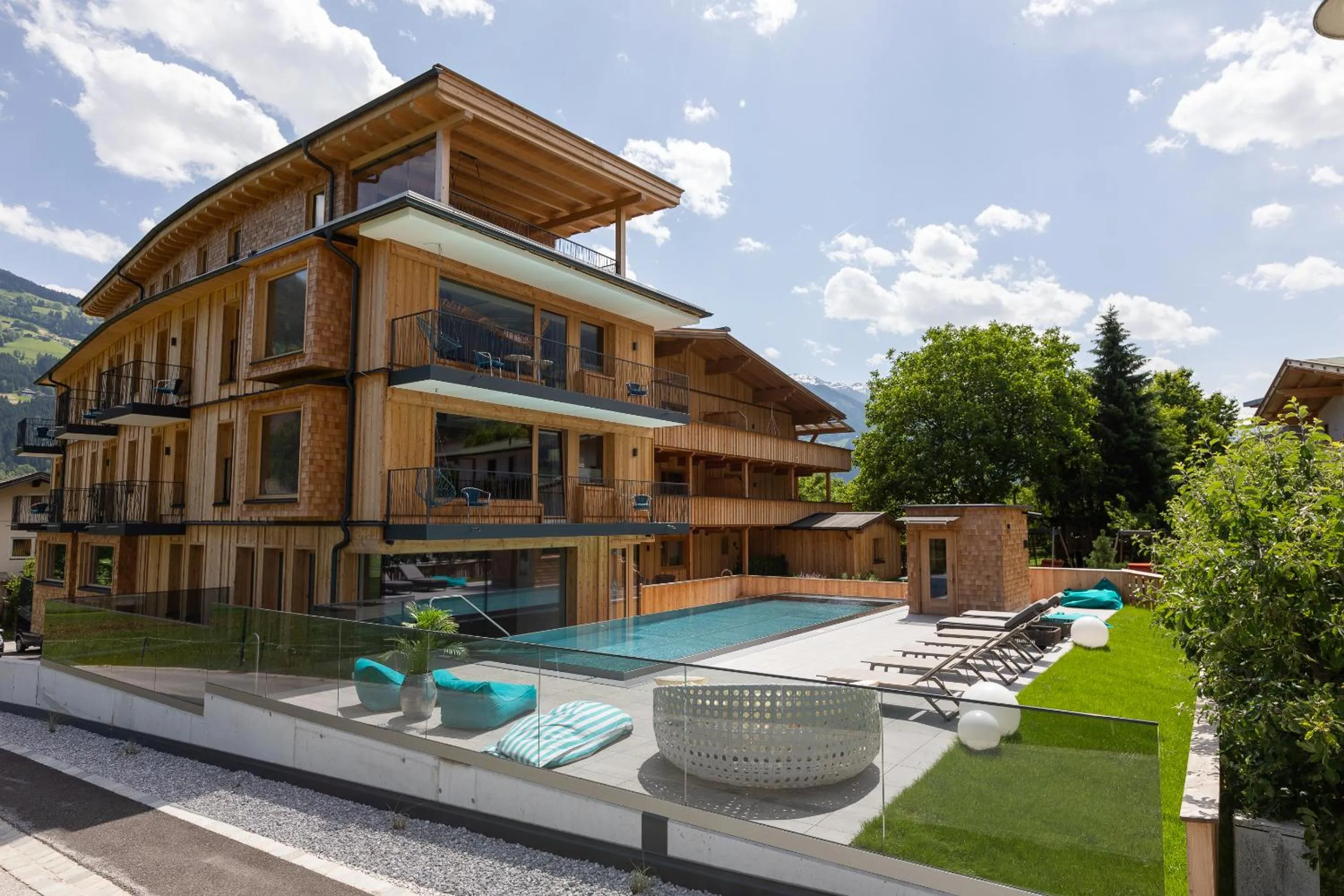 Property building in Appartement Zillertal Klee mit Restaurant KleemenTine