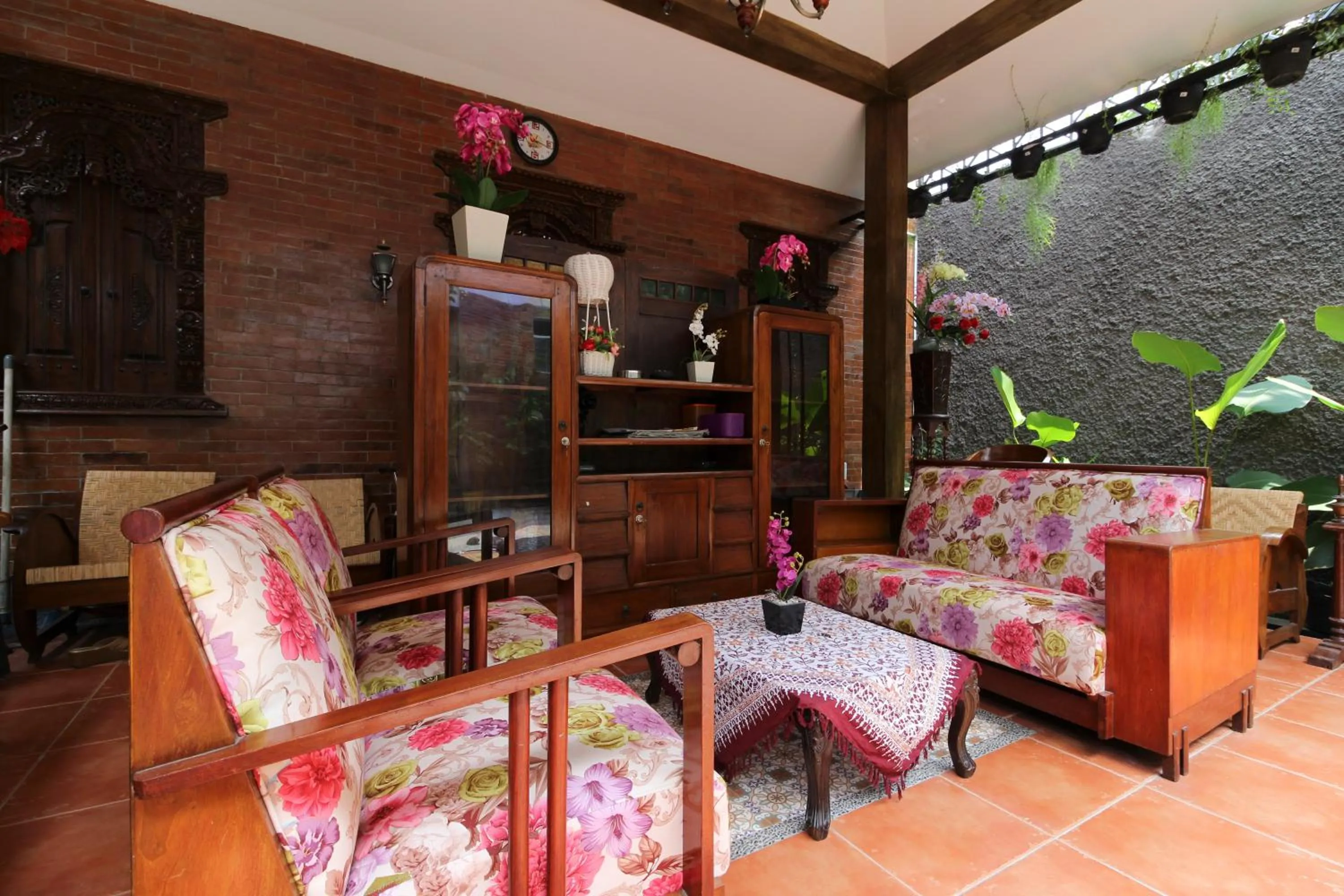 Seating area in RedDoorz Plus near Jogja Kembali Monument