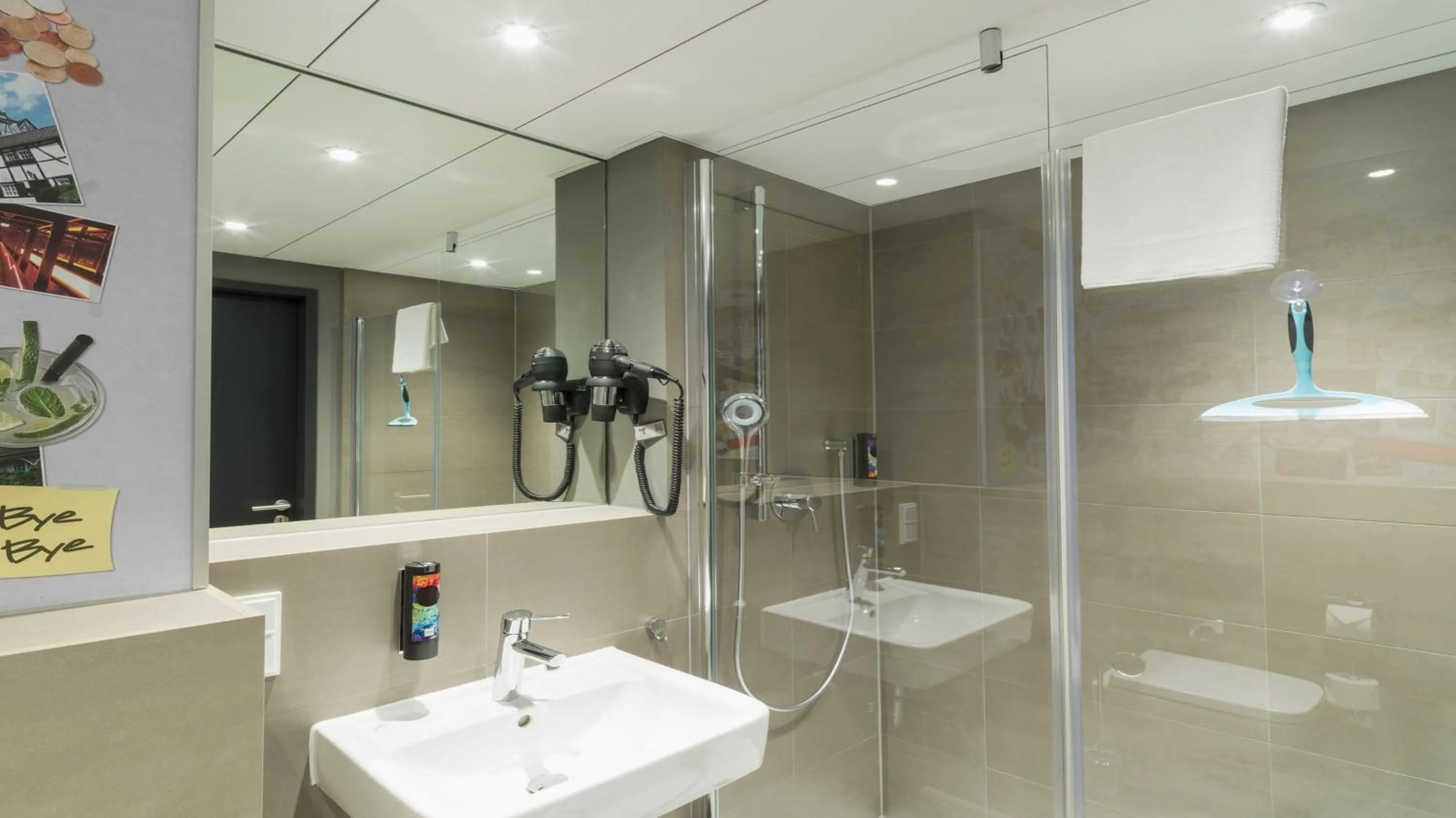 Bathroom in Holiday Inn - the niu, Cobbles Essen by IHG