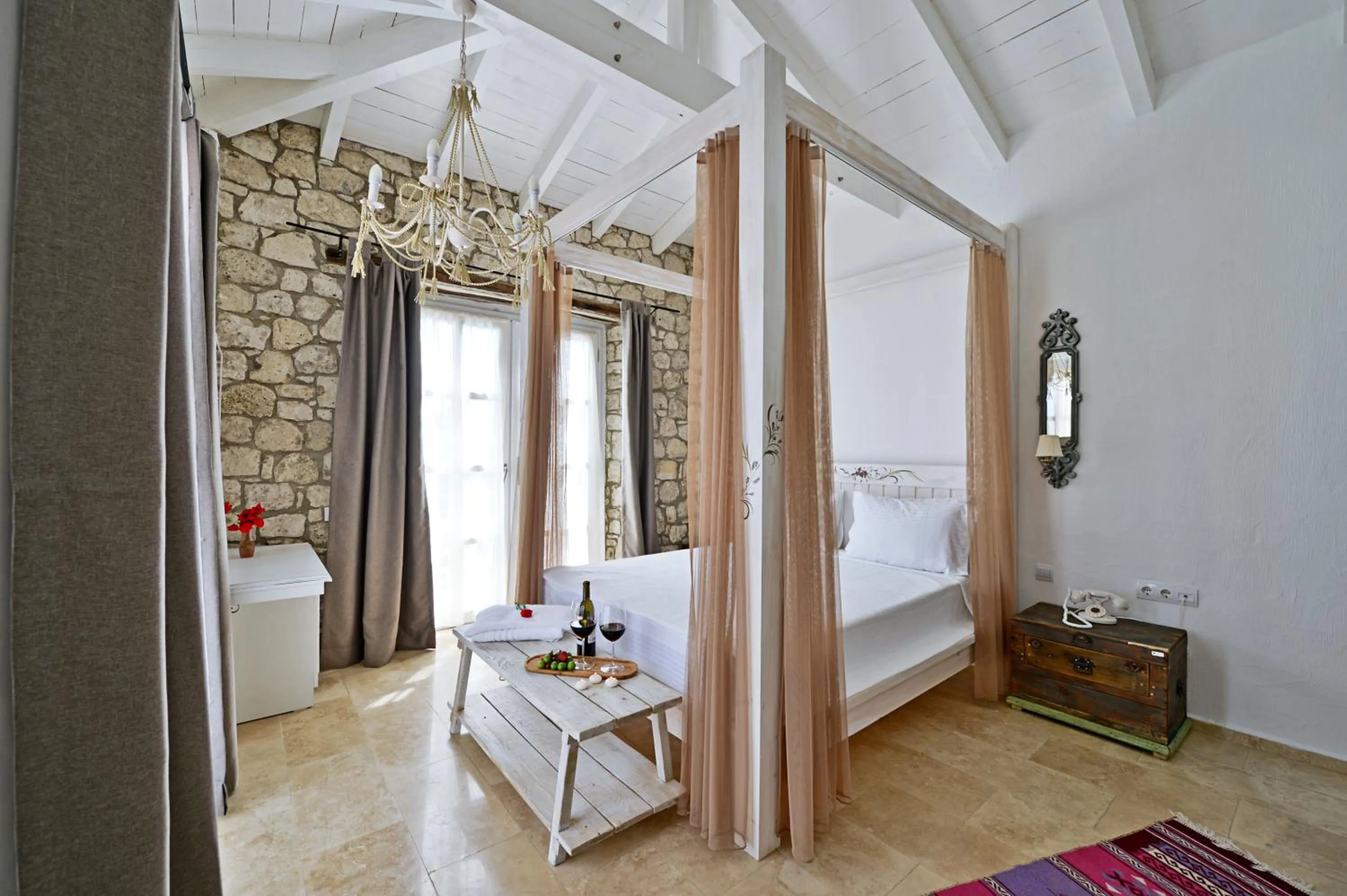 Photo of the whole room, Bed in Bay C