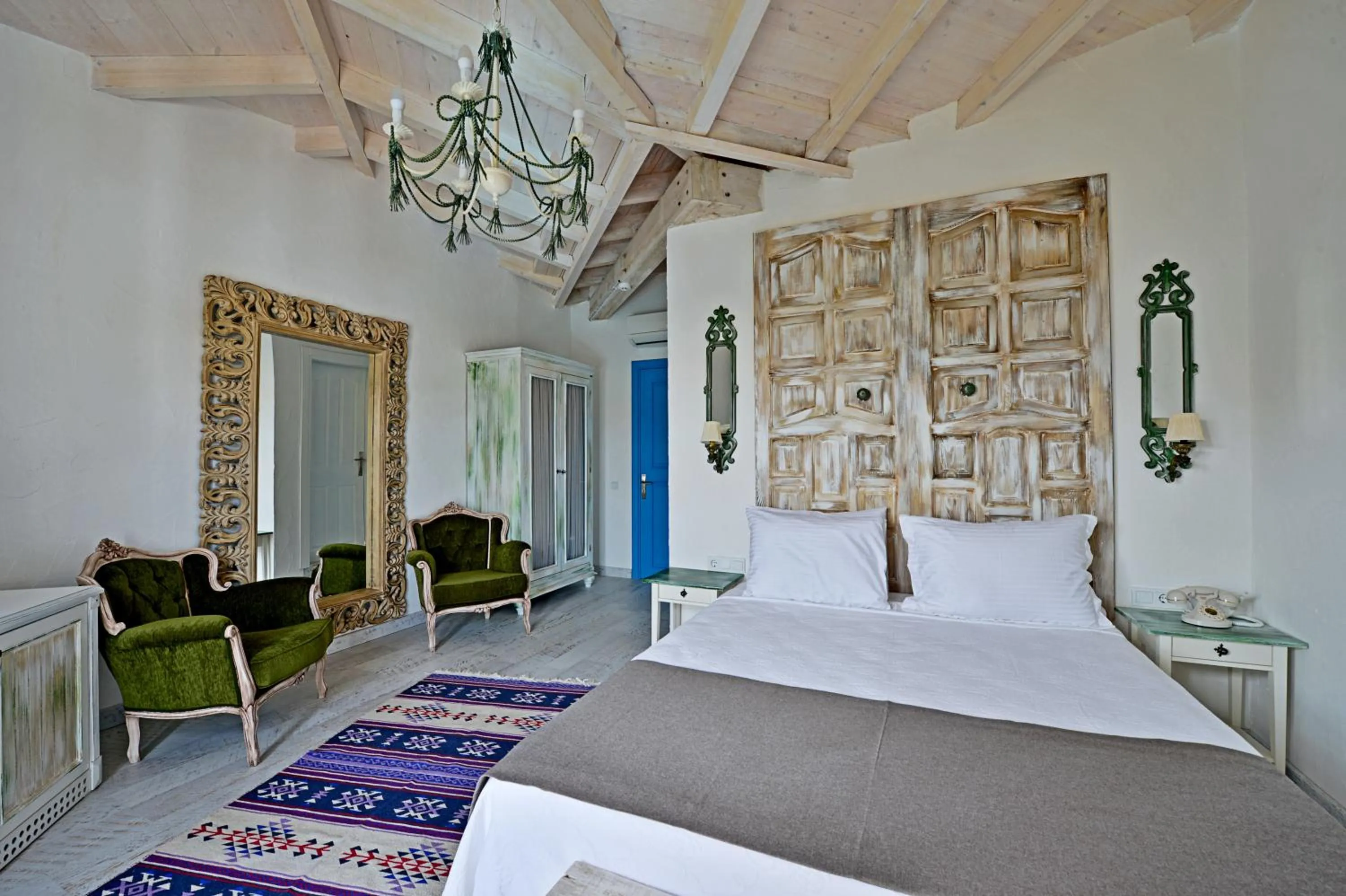 Photo of the whole room, Bed in Bay C