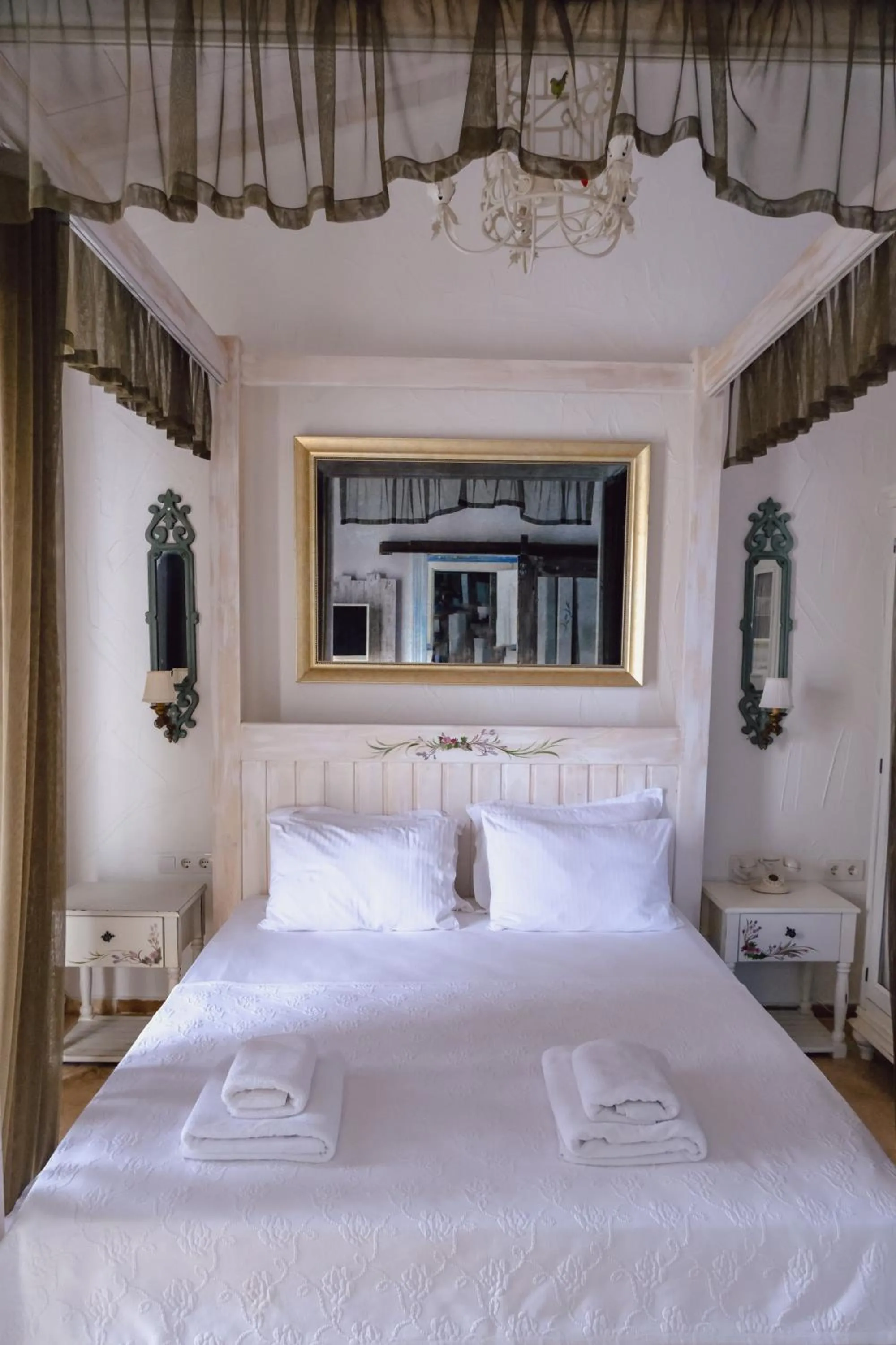 Photo of the whole room, Bed in Bay C