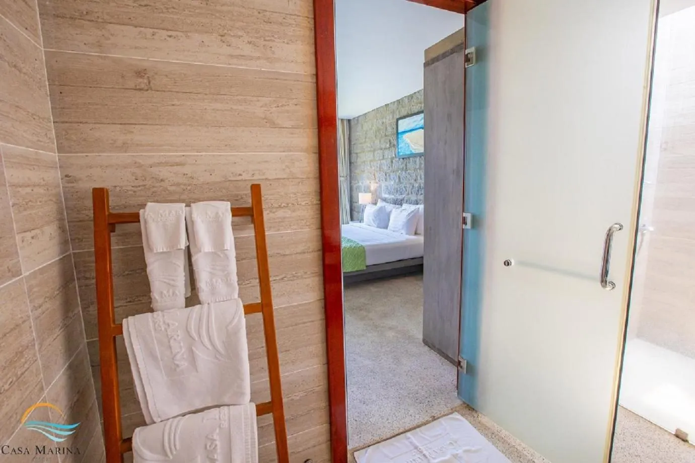 Shower, Bed in Casa Marina Resort