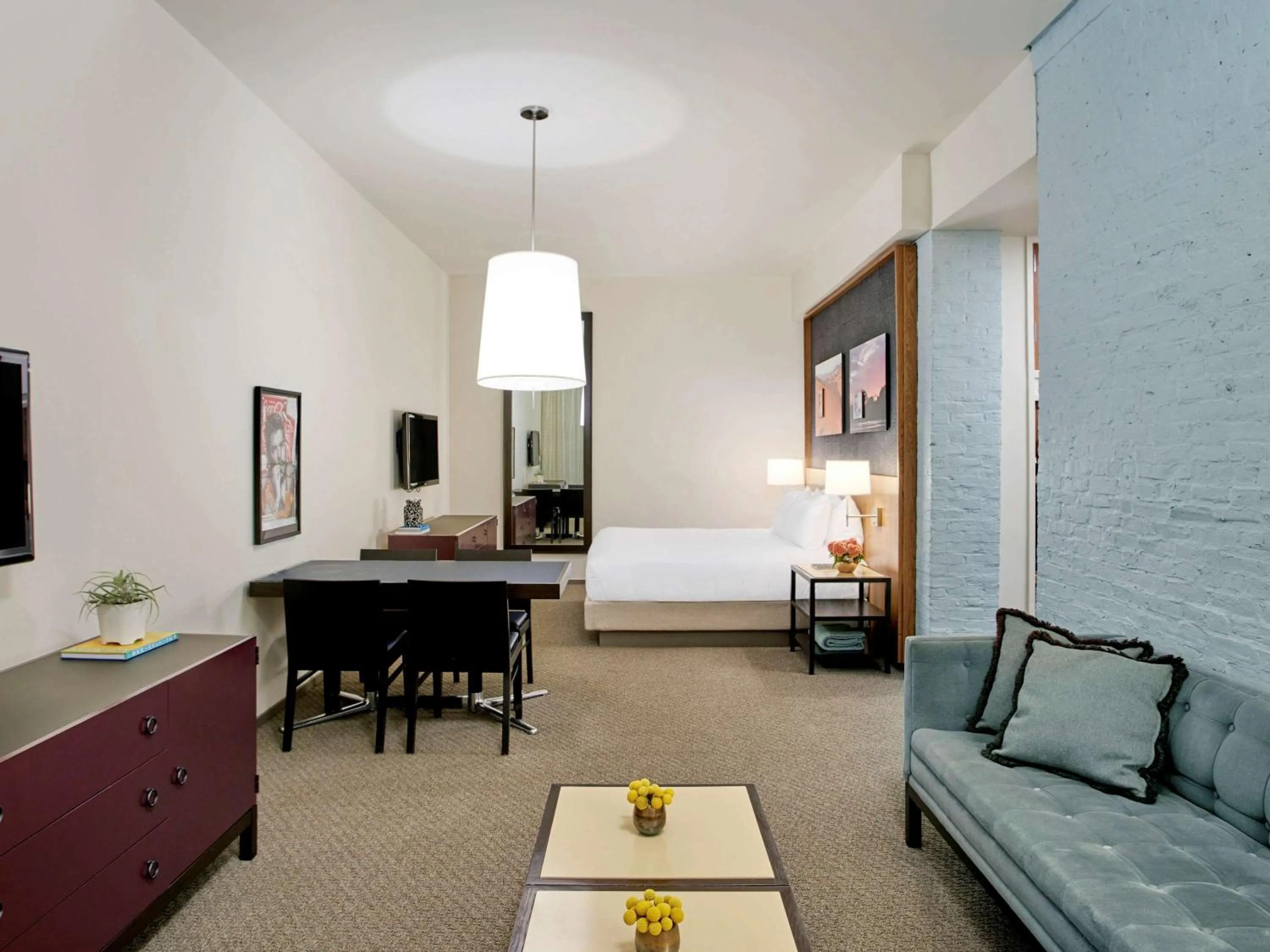 Photo of the whole room, Bed in 21c Museum Hotel Louisville