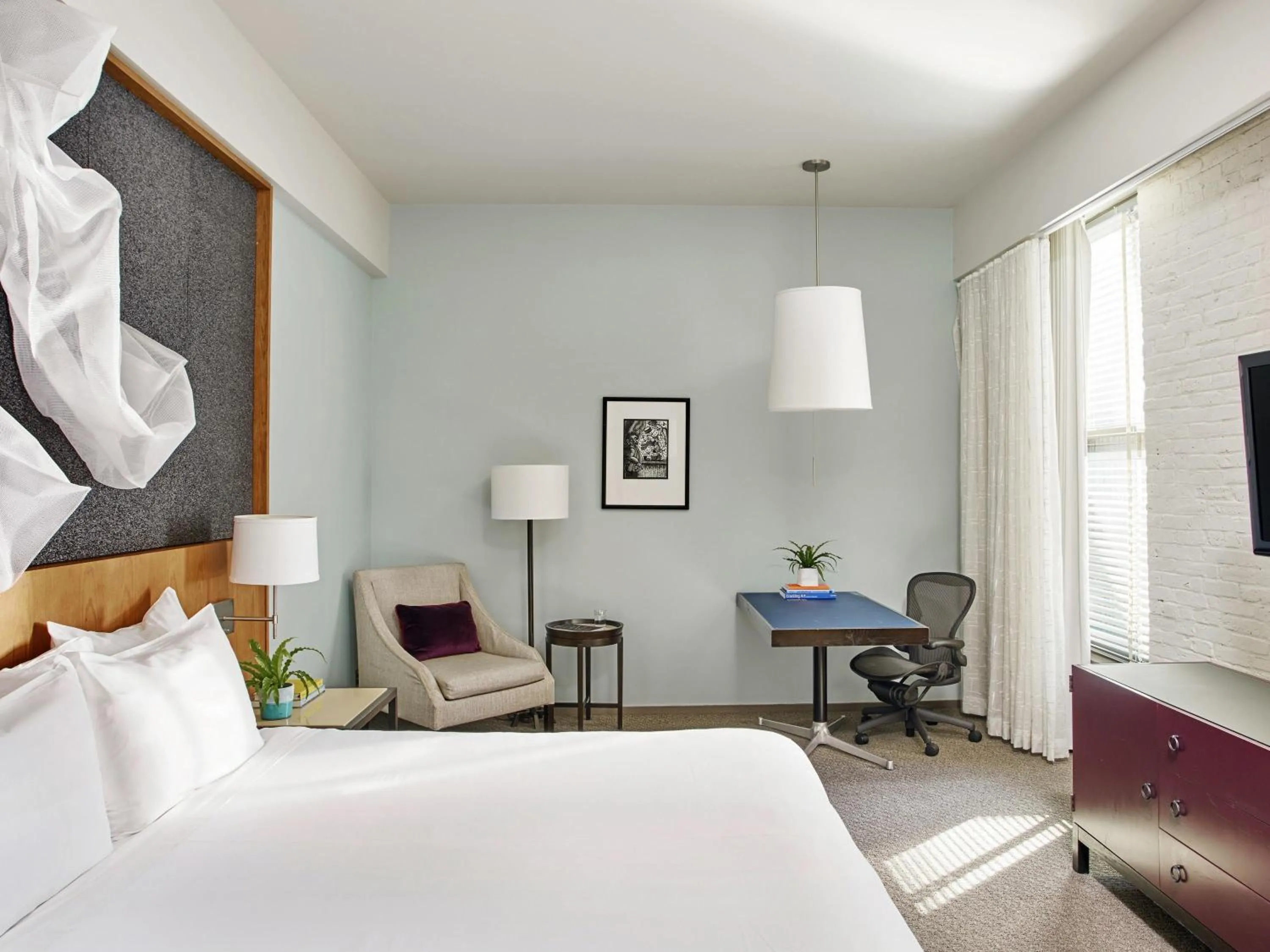 Bedroom, Bed in 21c Museum Hotel Louisville