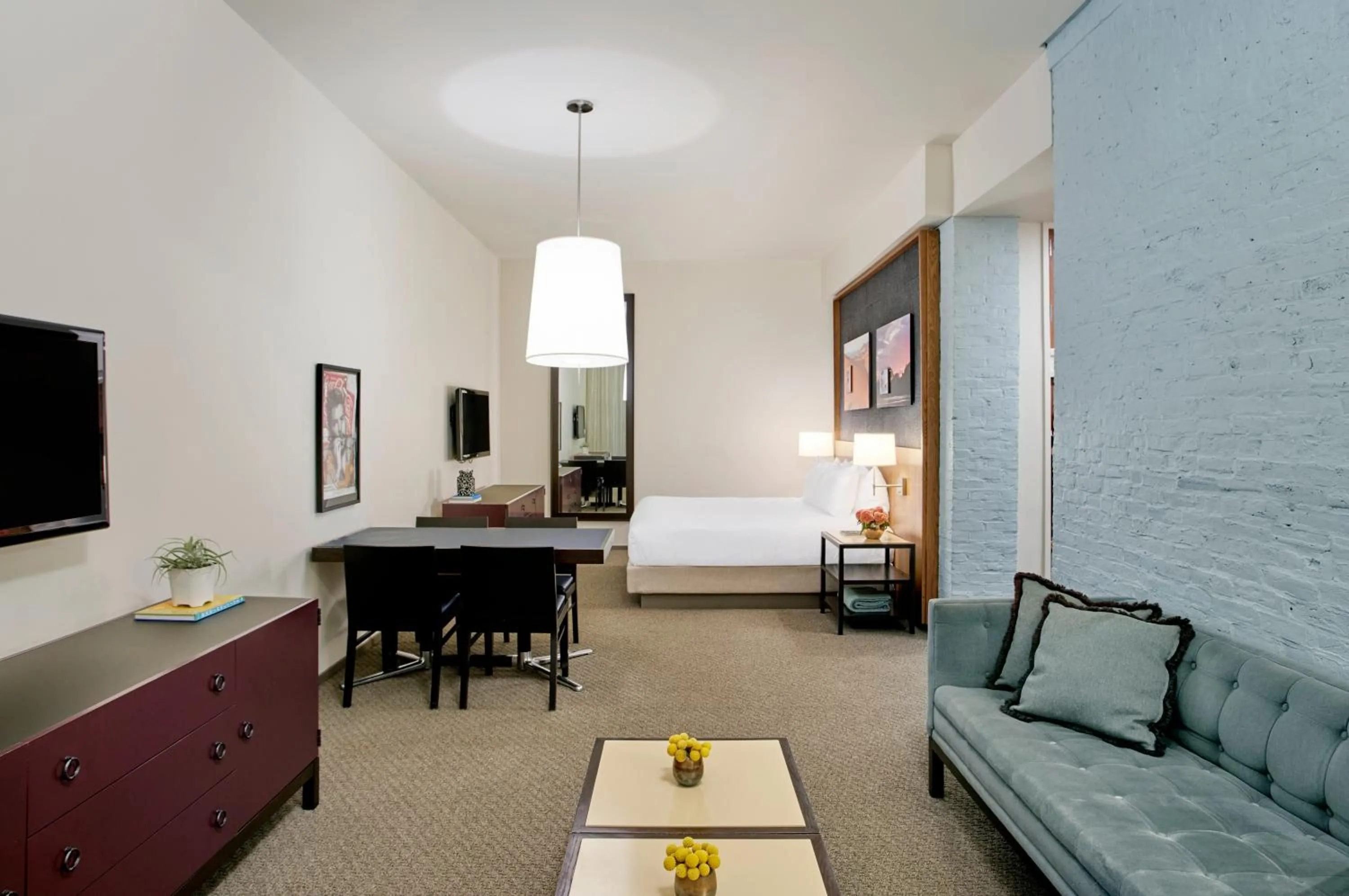 Seating area, Bed in 21c Museum Hotel Louisville