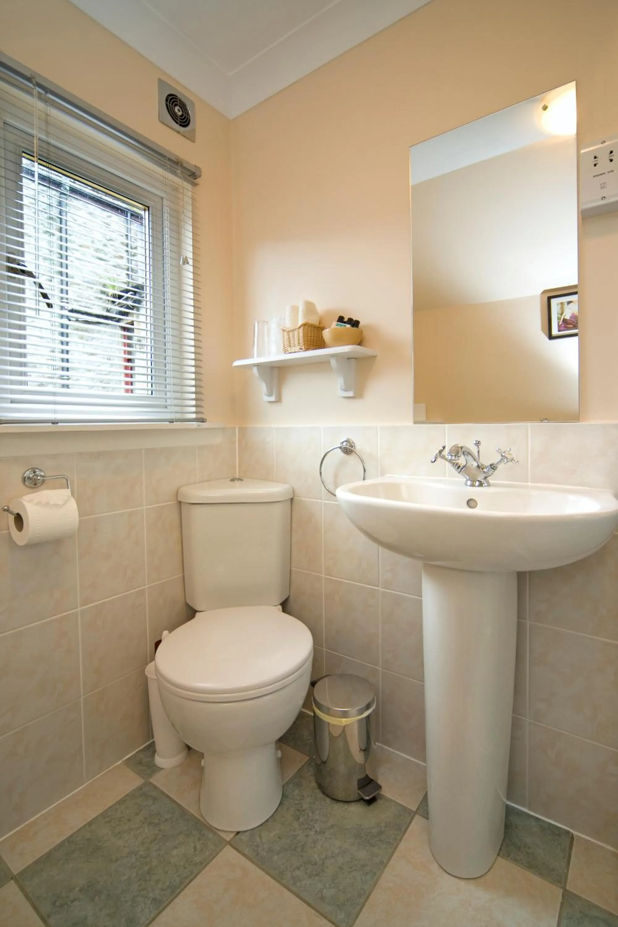 Toilet in Knap Guest House