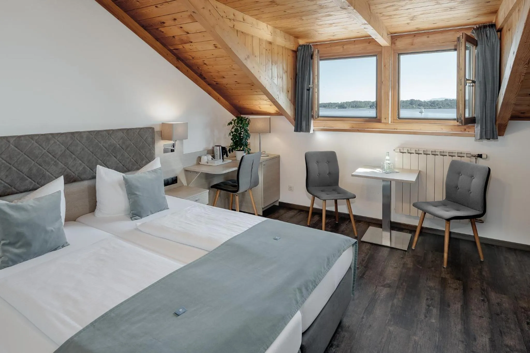 Photo of the whole room, Bed in Hotel Garni Möwe am See