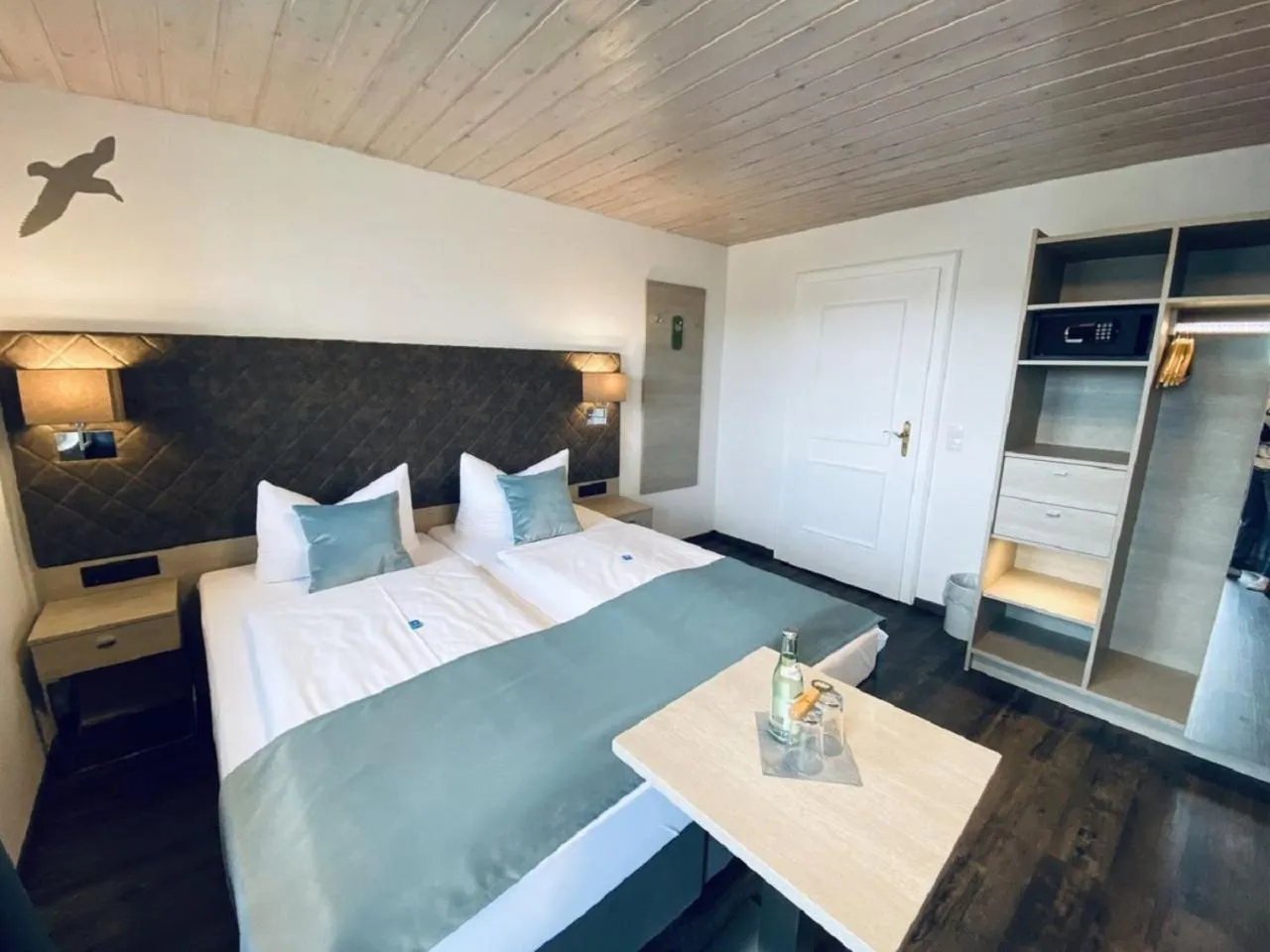 Photo of the whole room, Bed in Hotel Garni Möwe am See