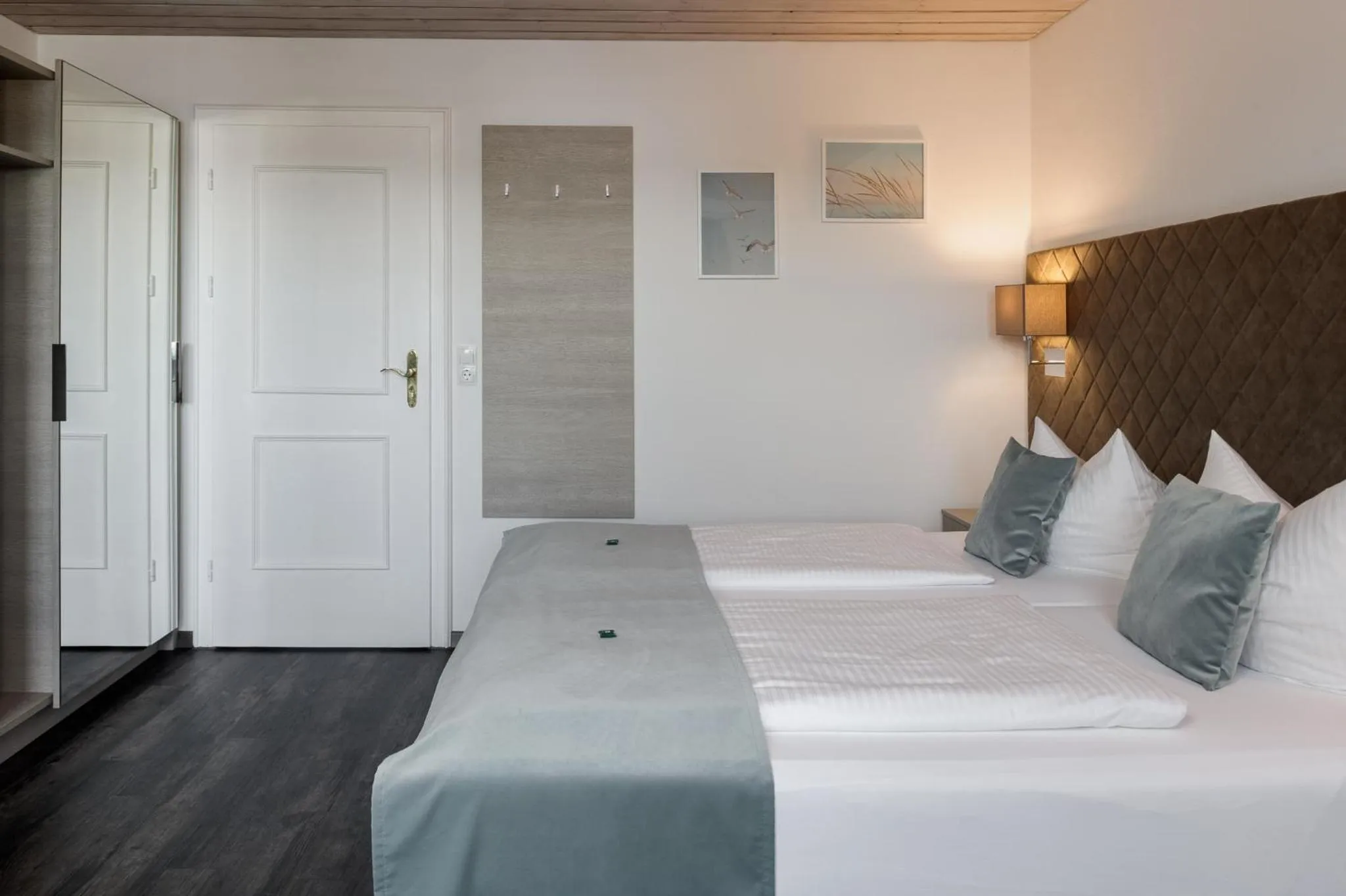 Photo of the whole room, Bed in Hotel Garni Möwe am See