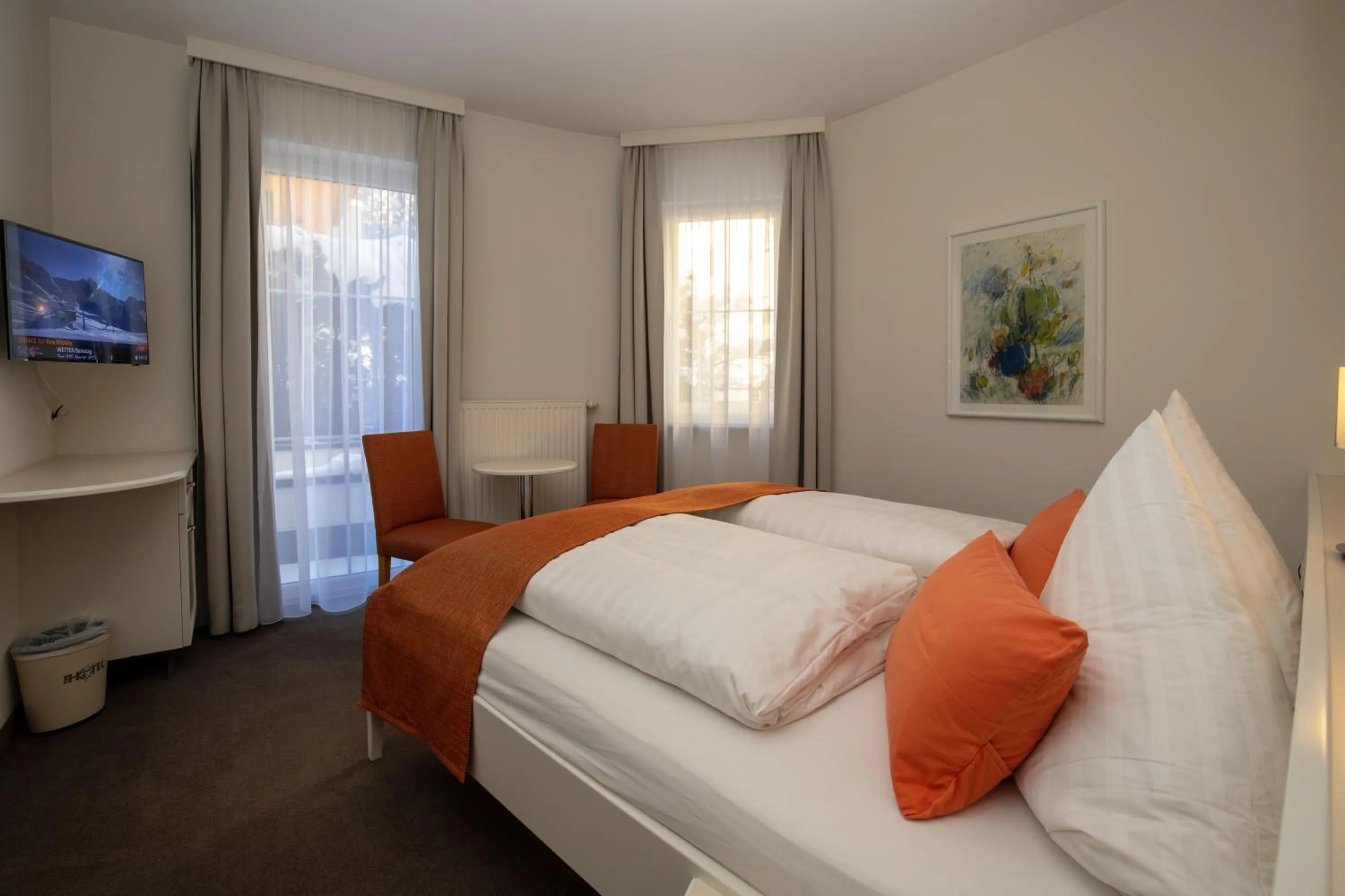 Photo of the whole room, Bed in The Hotel - himmlisch wohlfühlen