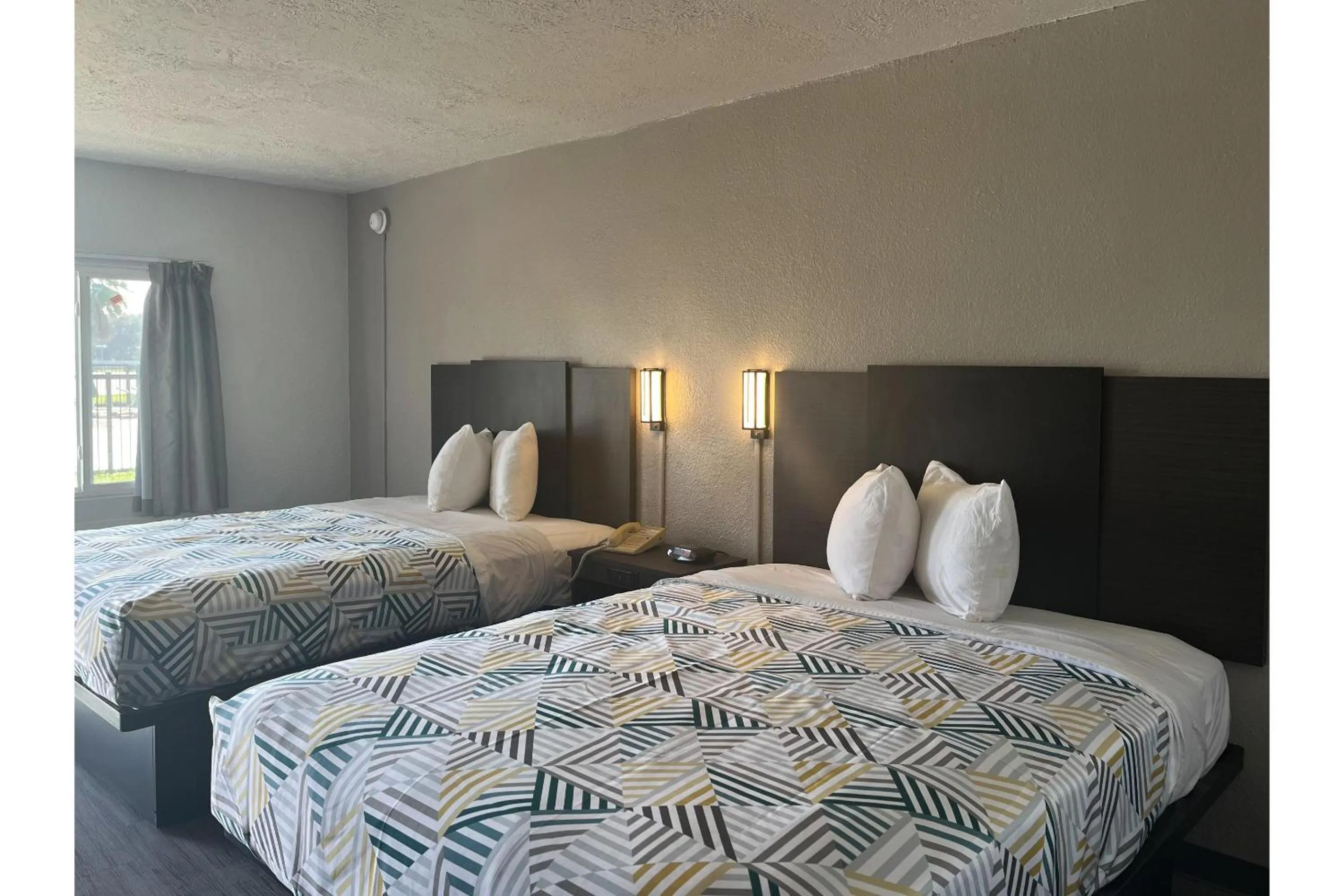 Bed in Studio 6 Lake Jackson, TX