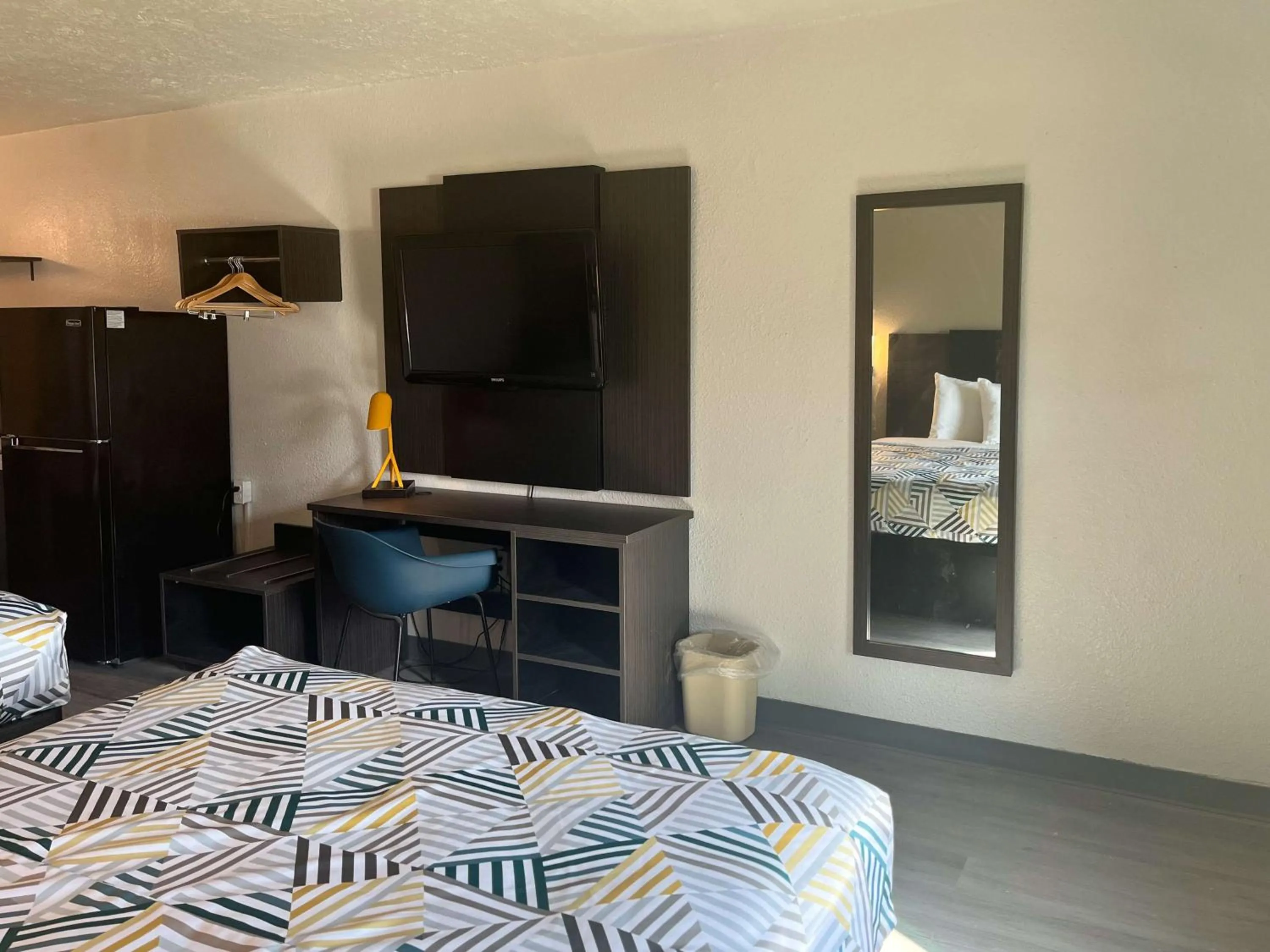 Photo of the whole room, Bed in Studio 6 Lake Jackson, TX