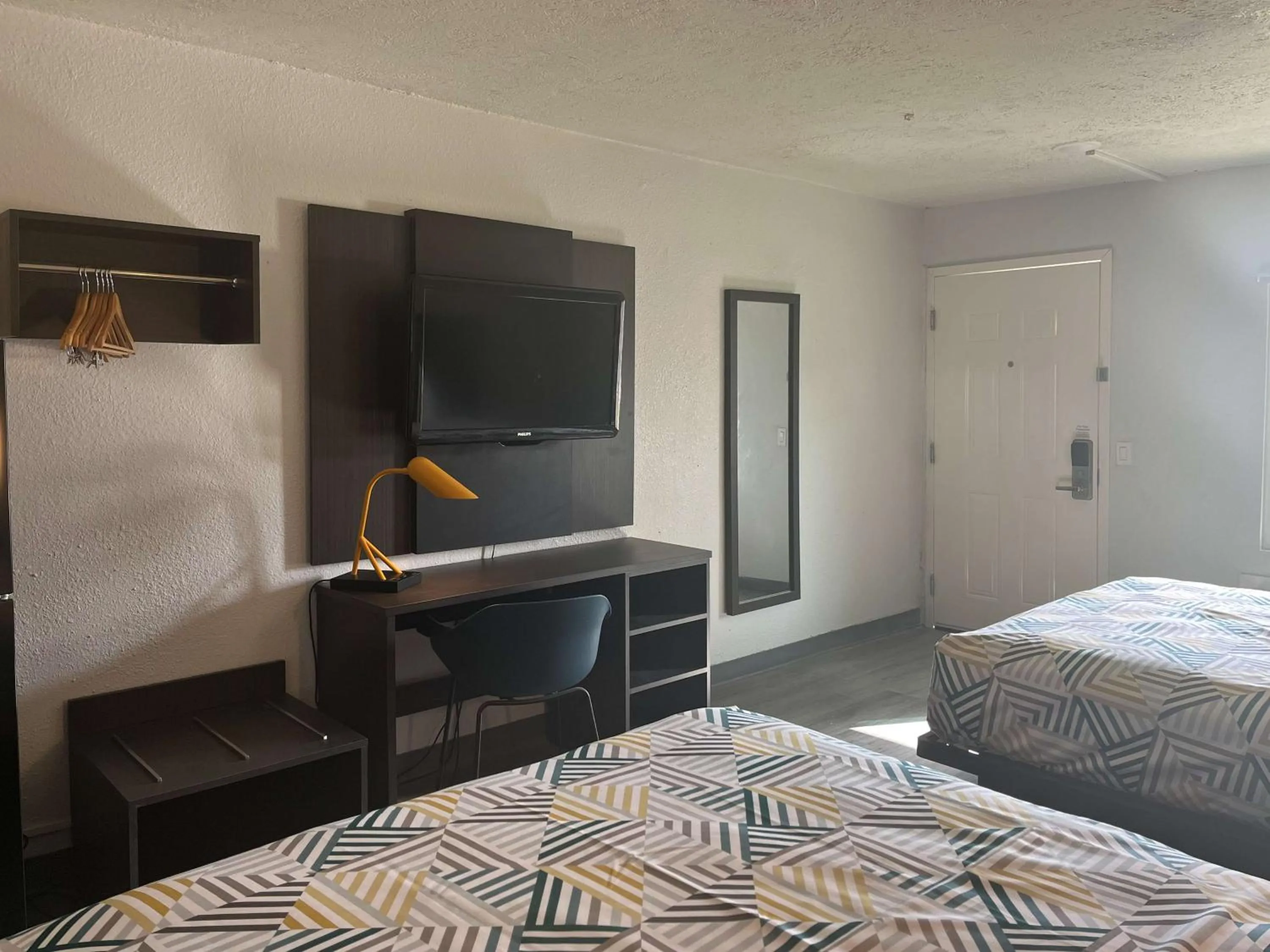 Photo of the whole room, Bed in Studio 6 Lake Jackson, TX