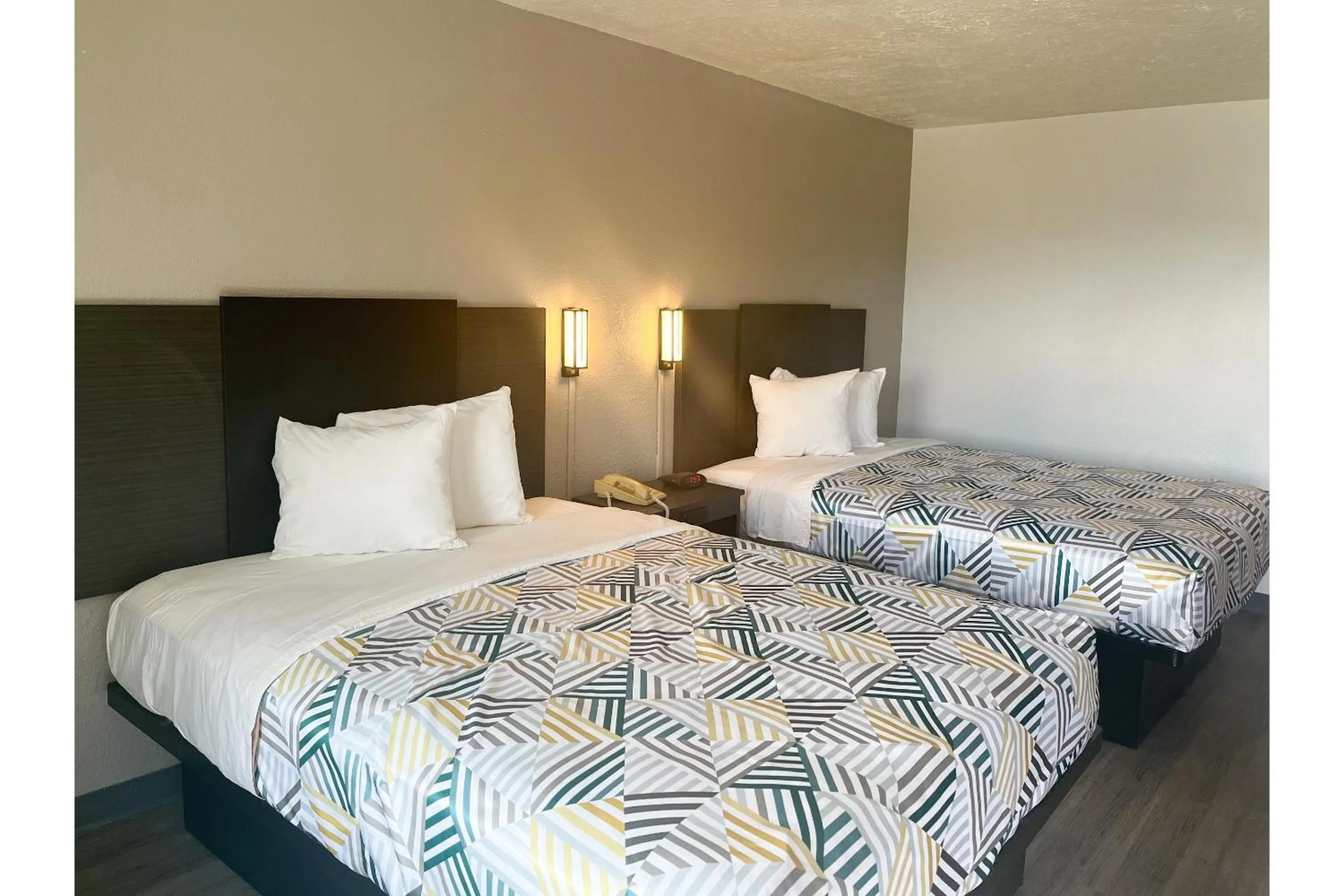 Bed in Studio 6 Lake Jackson, TX