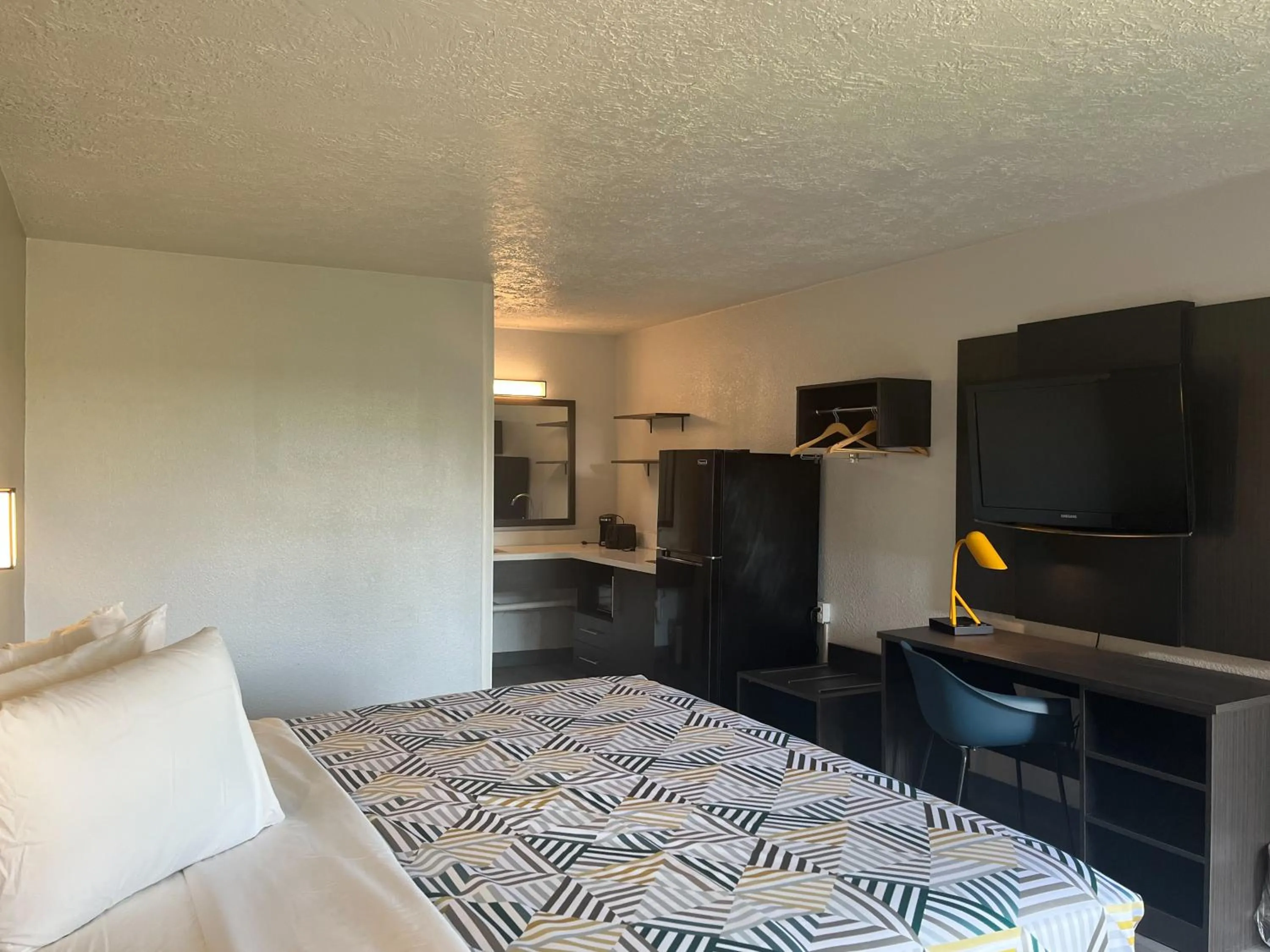 Bedroom, Bed in Studio 6 Lake Jackson, TX