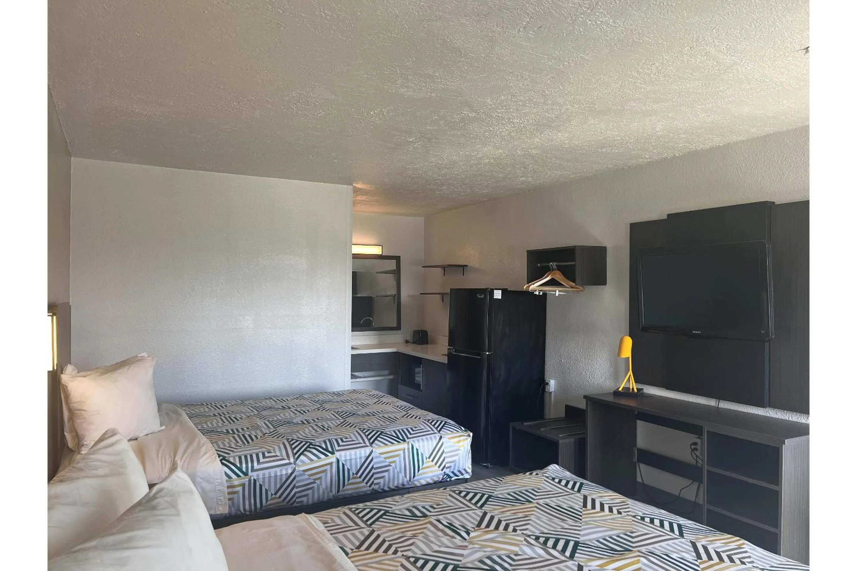 Bed in Studio 6 Lake Jackson, TX