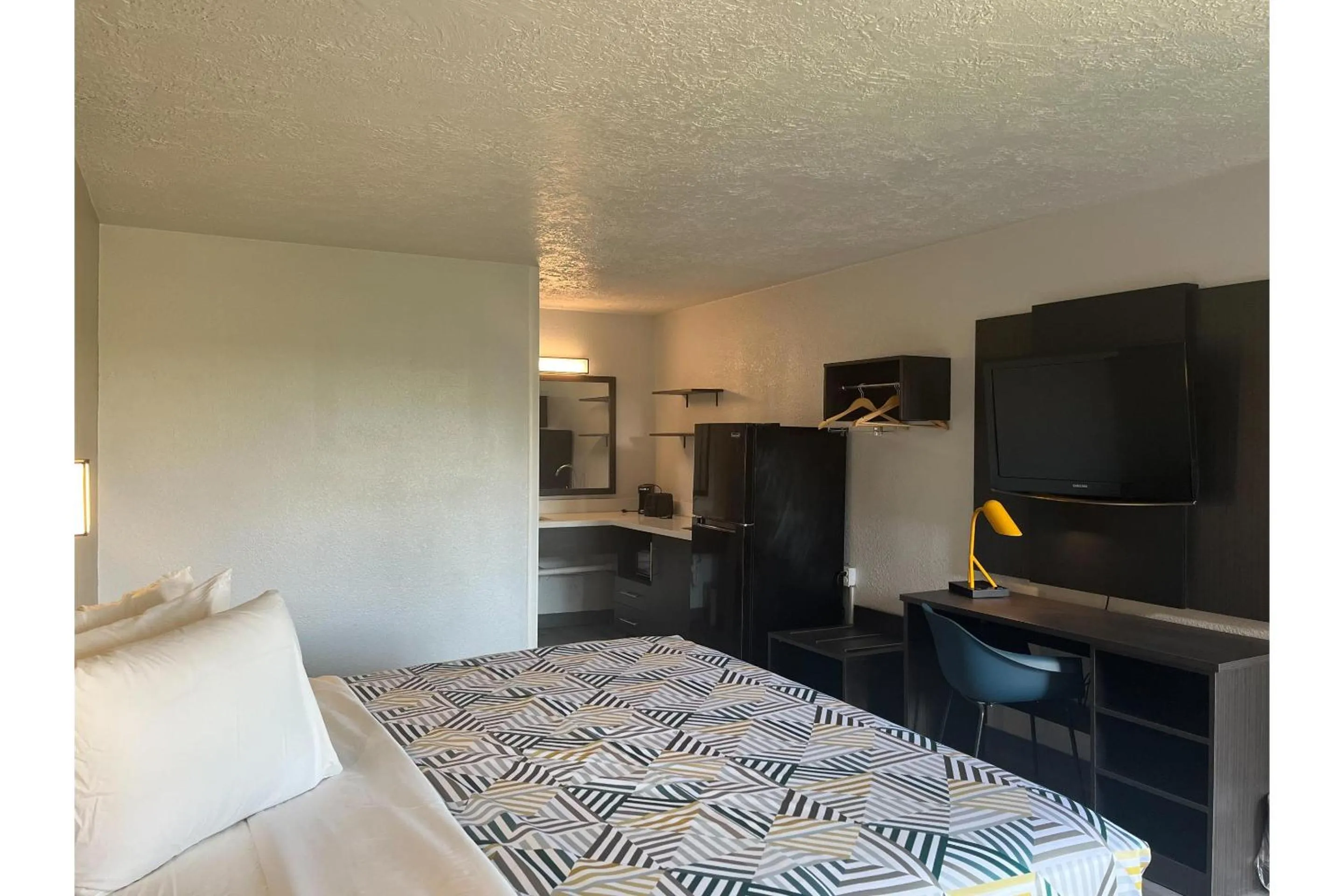 Bed in Studio 6 Lake Jackson, TX