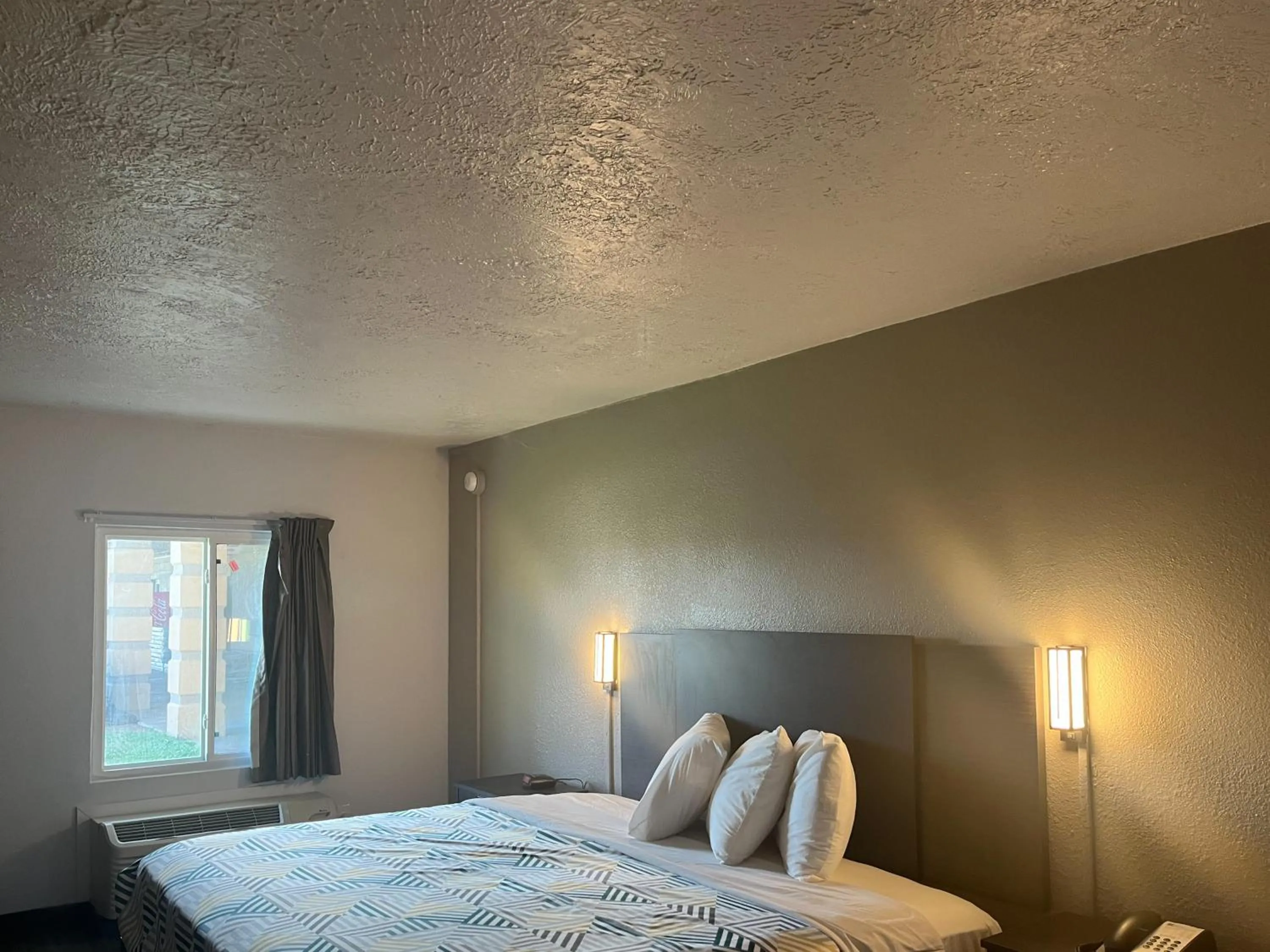 Bedroom, Bed in Studio 6 Lake Jackson, TX