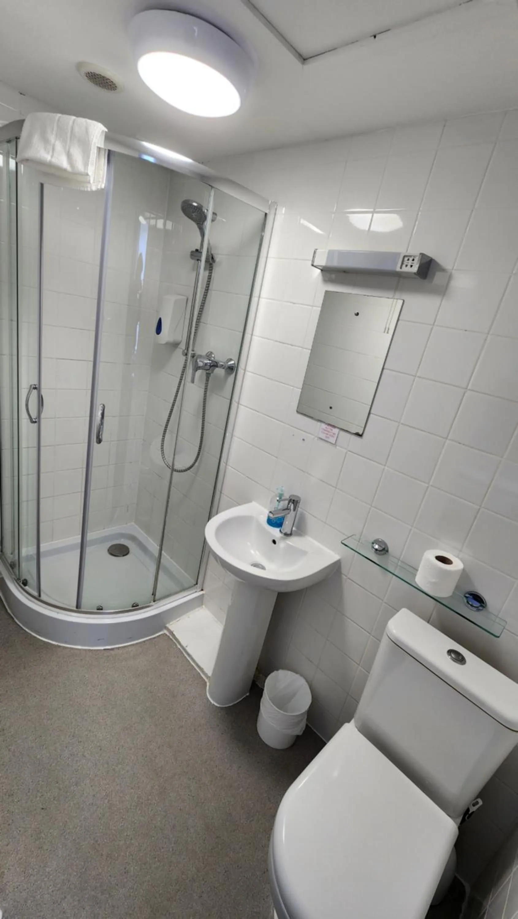 Shower in Gatwick Castle B&B