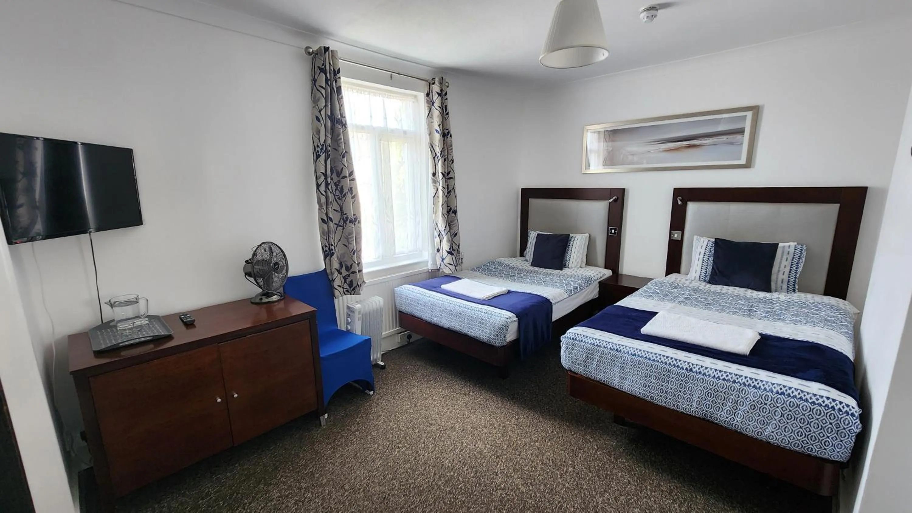 Bedroom, Bed in Gatwick Castle B&B