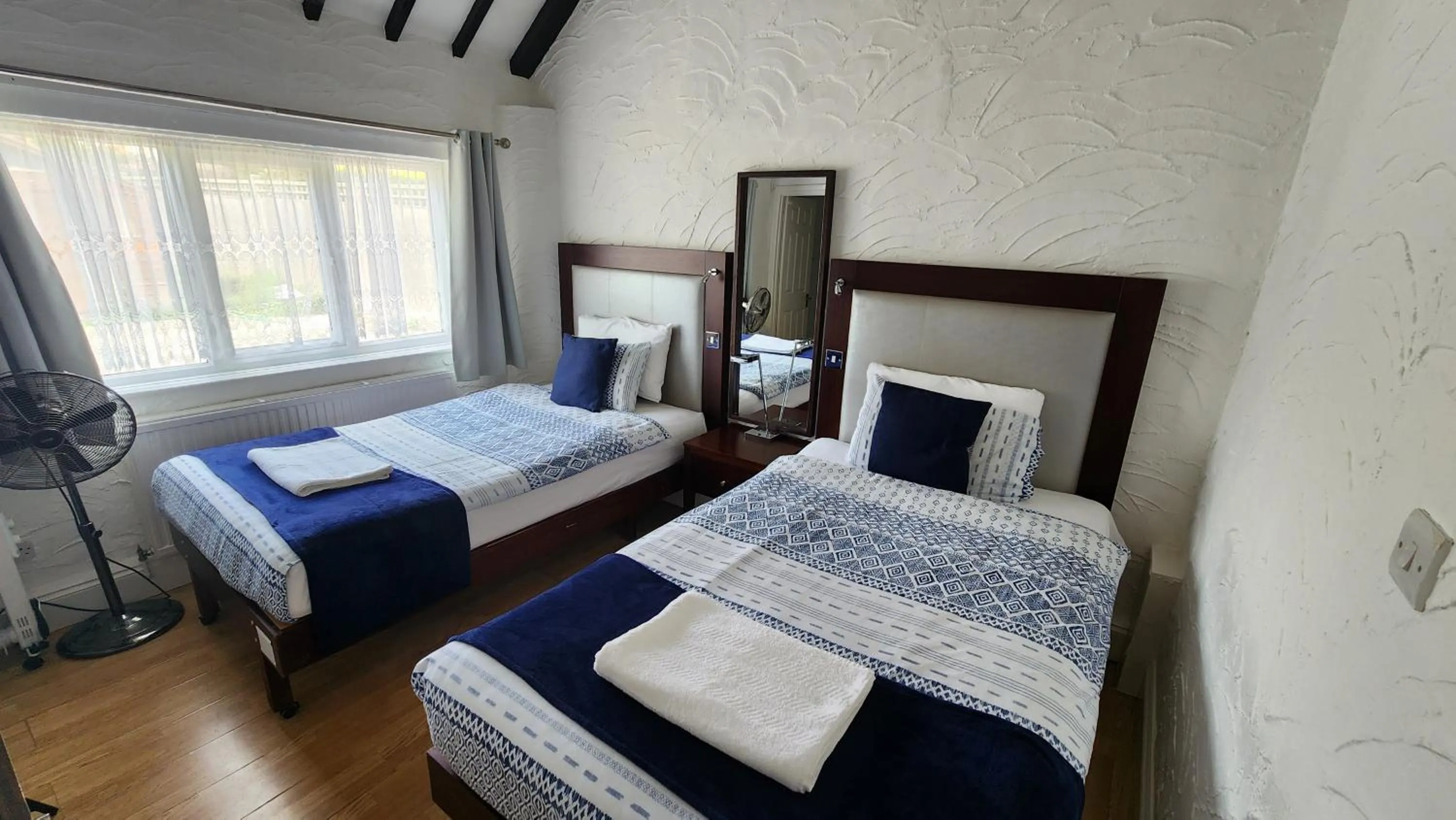 Bedroom, Bed in Gatwick Castle B&B