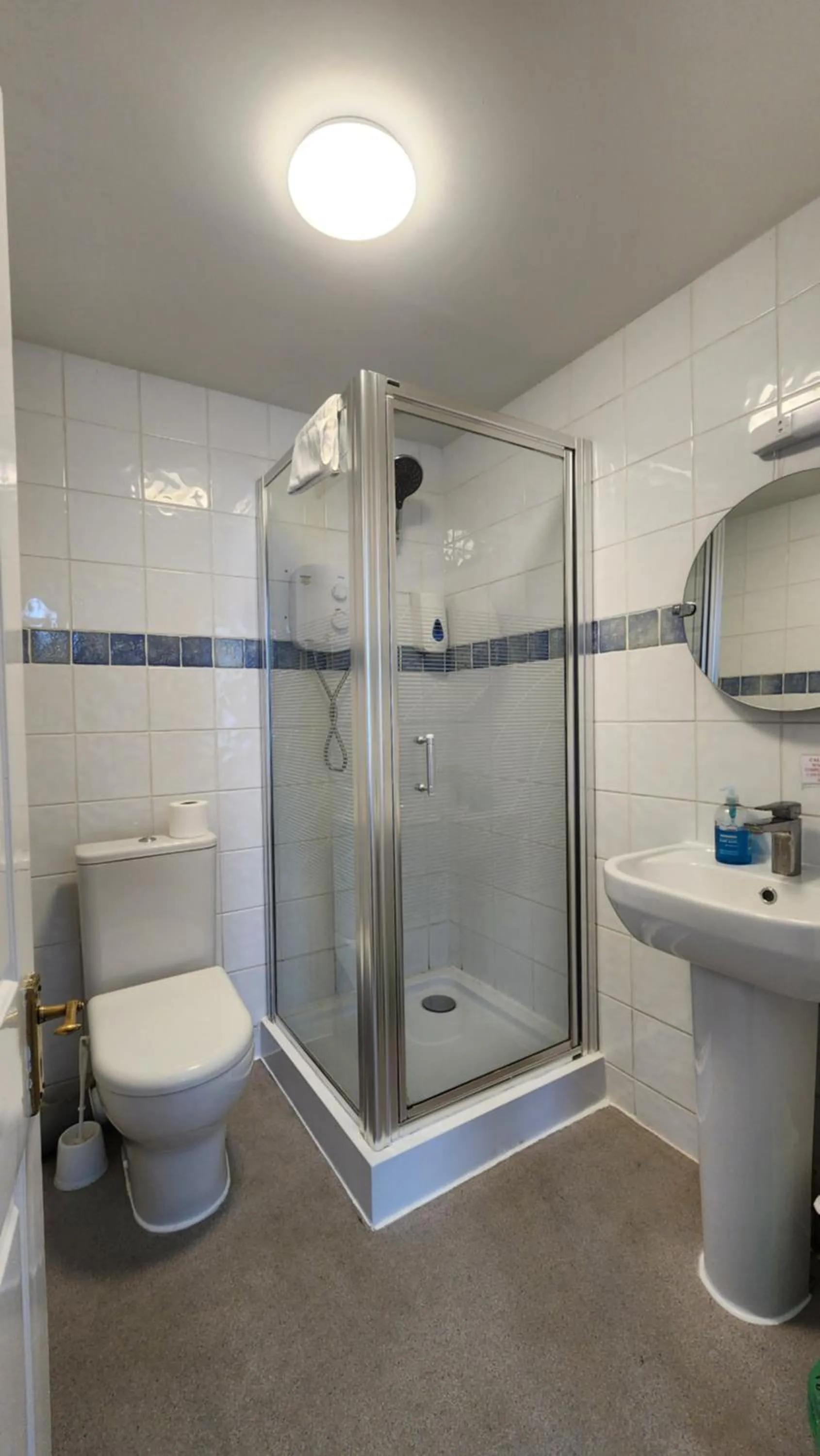 Shower in Gatwick Castle B&B