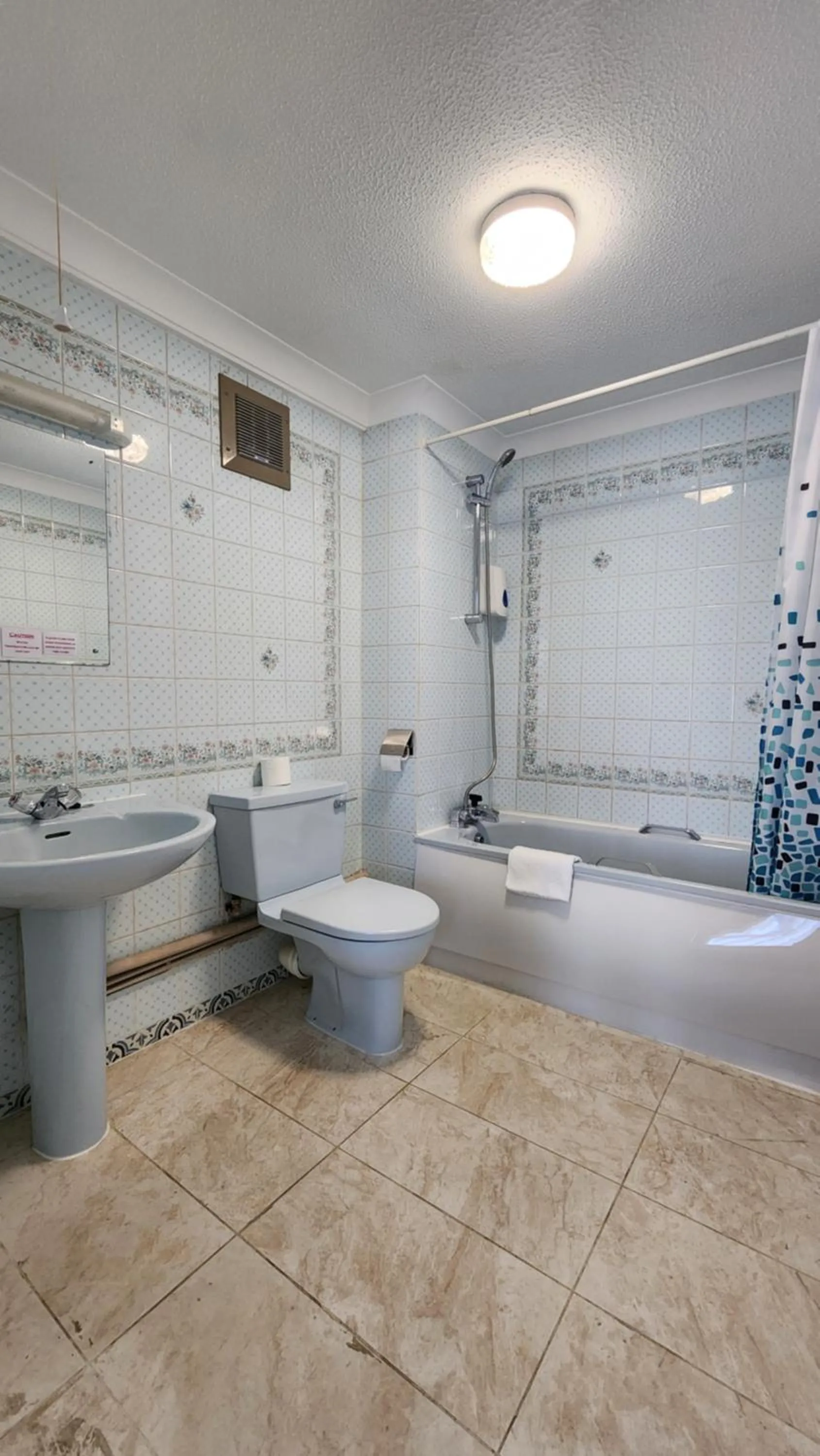 Toilet in Gatwick Castle B&B