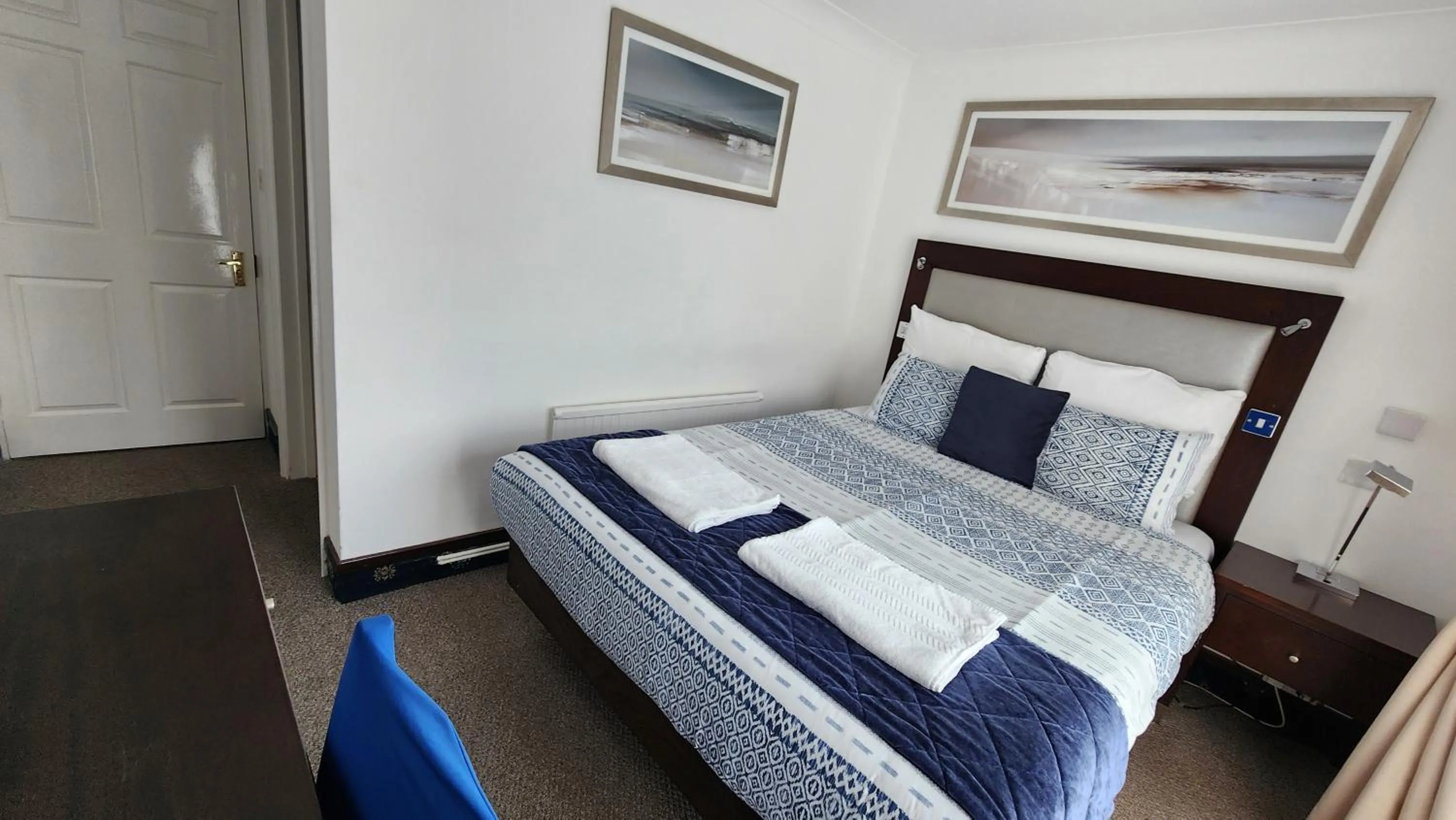 Bedroom, Bed in Gatwick Castle B&B