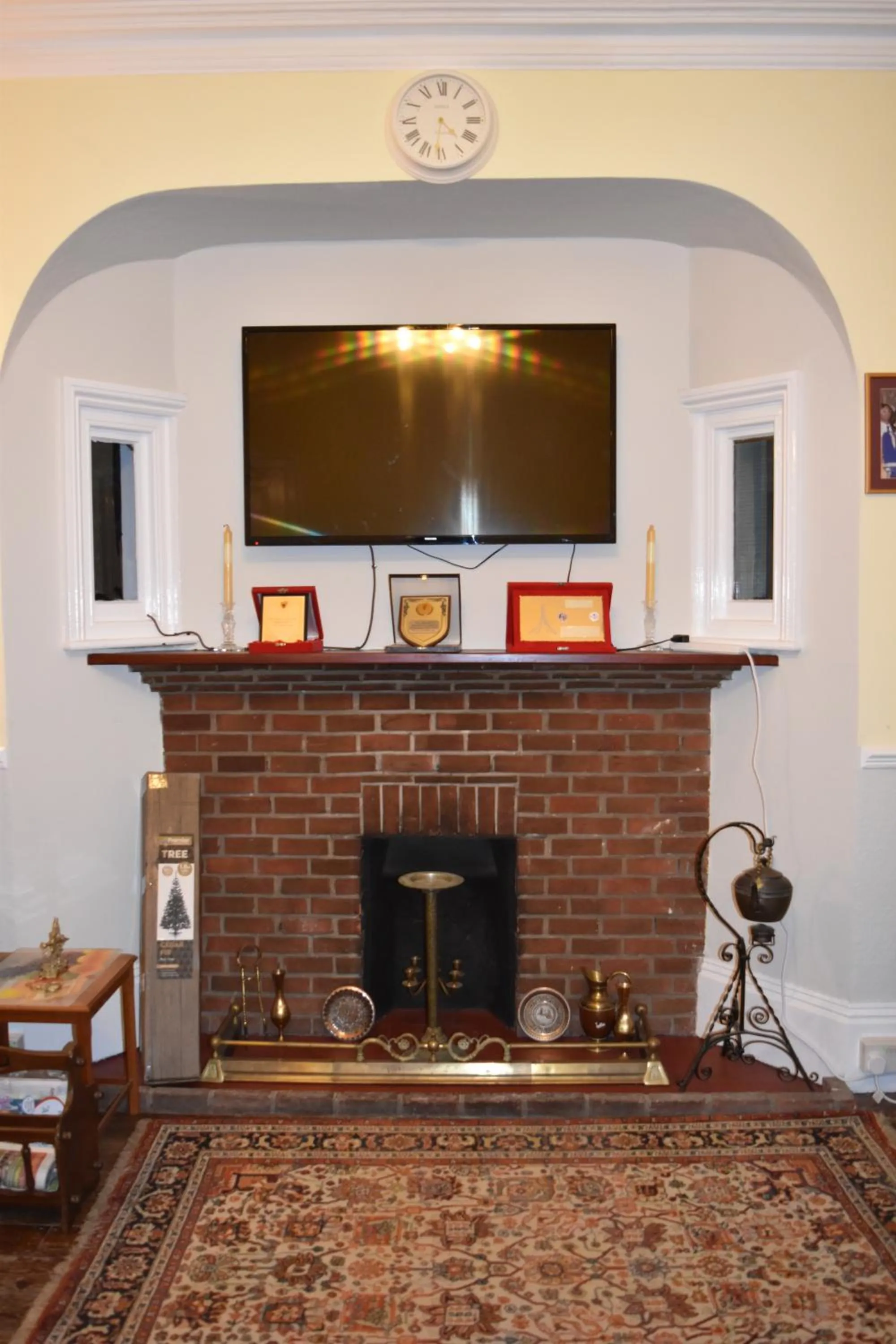 Communal lounge/ TV room in Gatwick Castle B&B