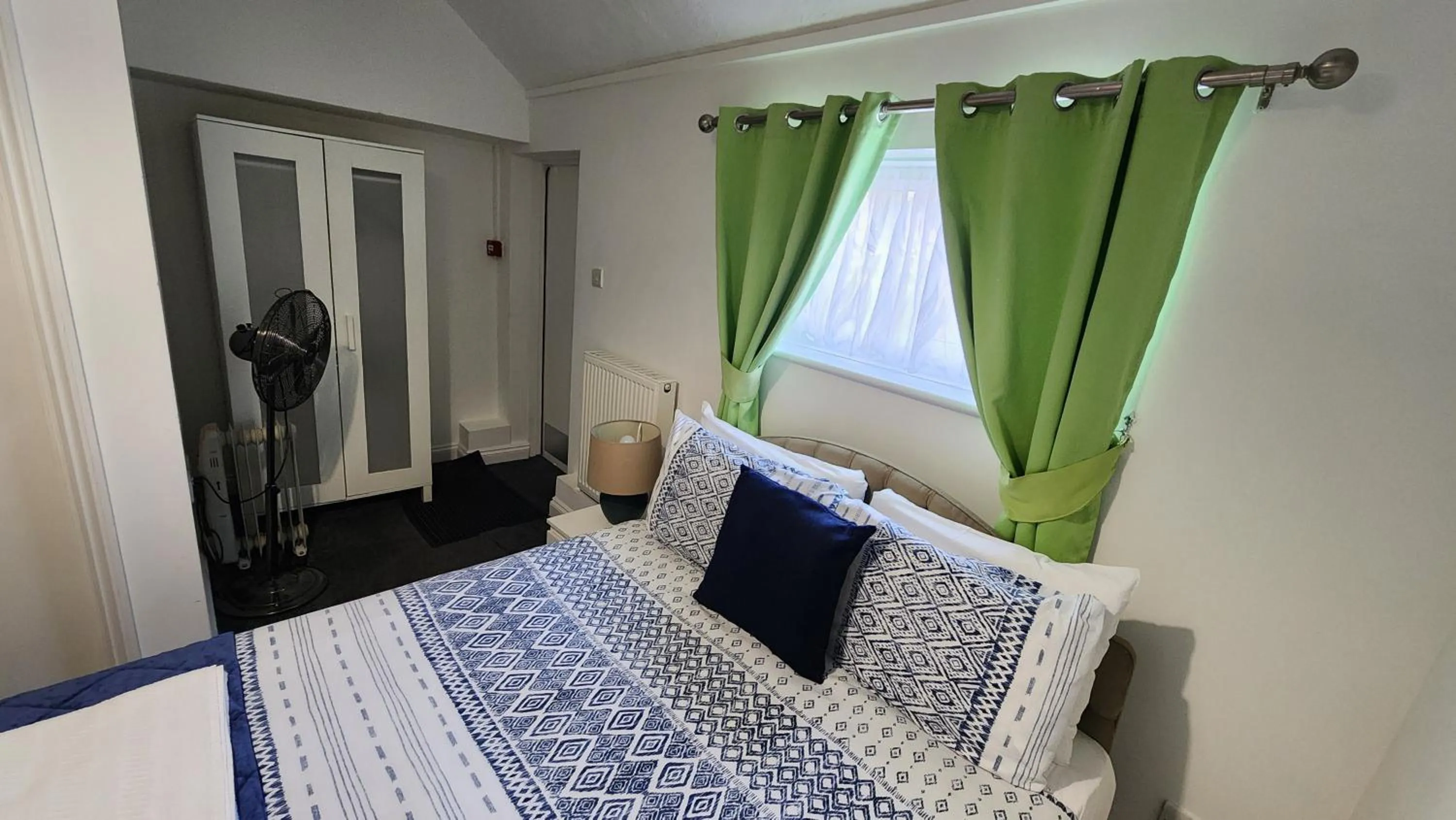 Bedroom, Bed in Gatwick Castle B&B