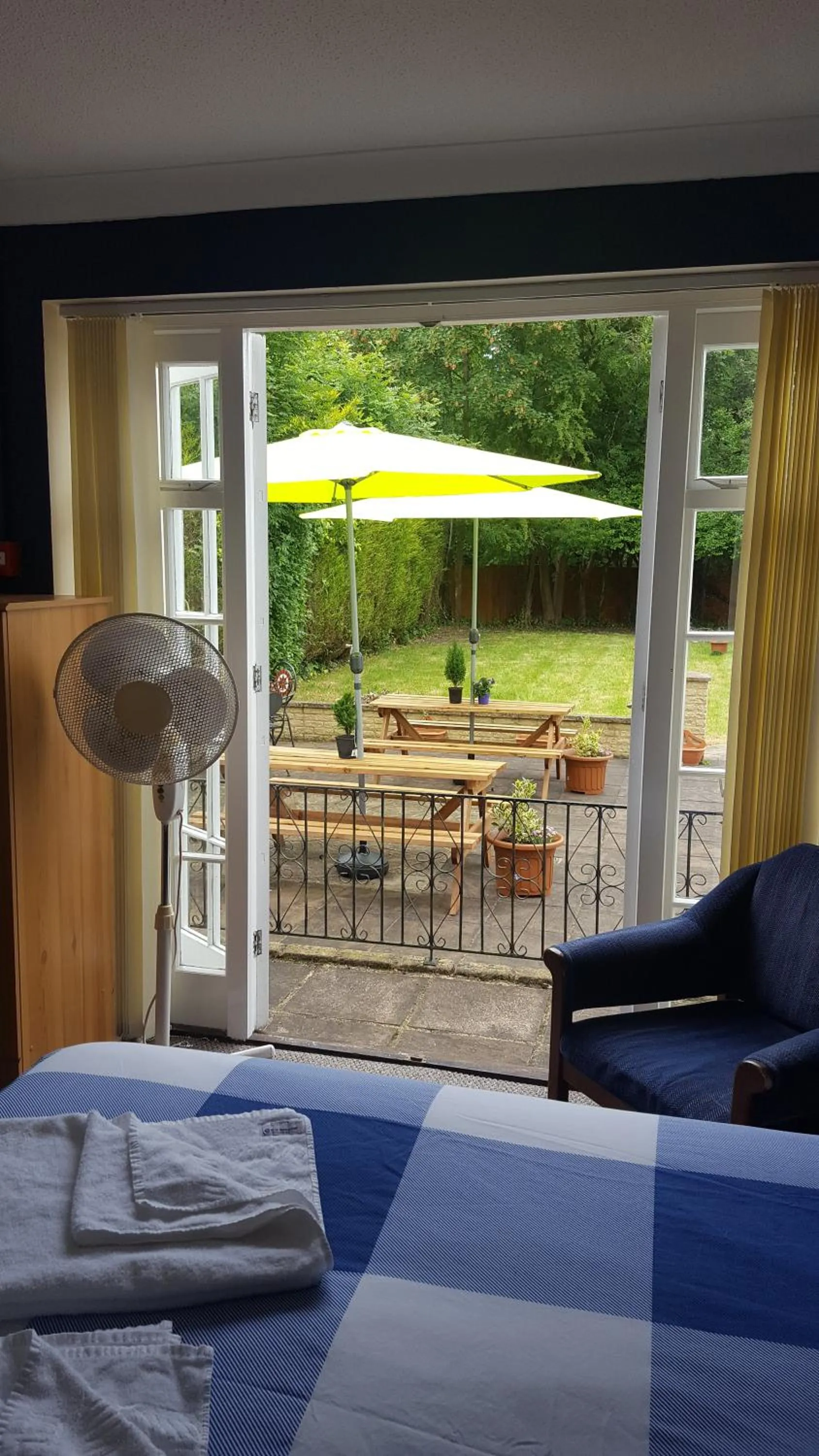 Garden view, Bed in Gatwick Castle B&B