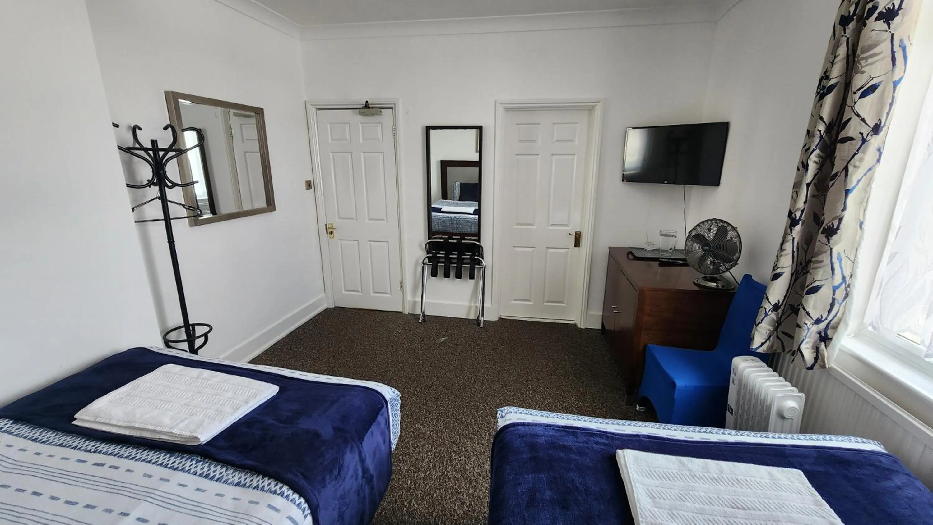 Bedroom, Bed in Gatwick Castle B&B