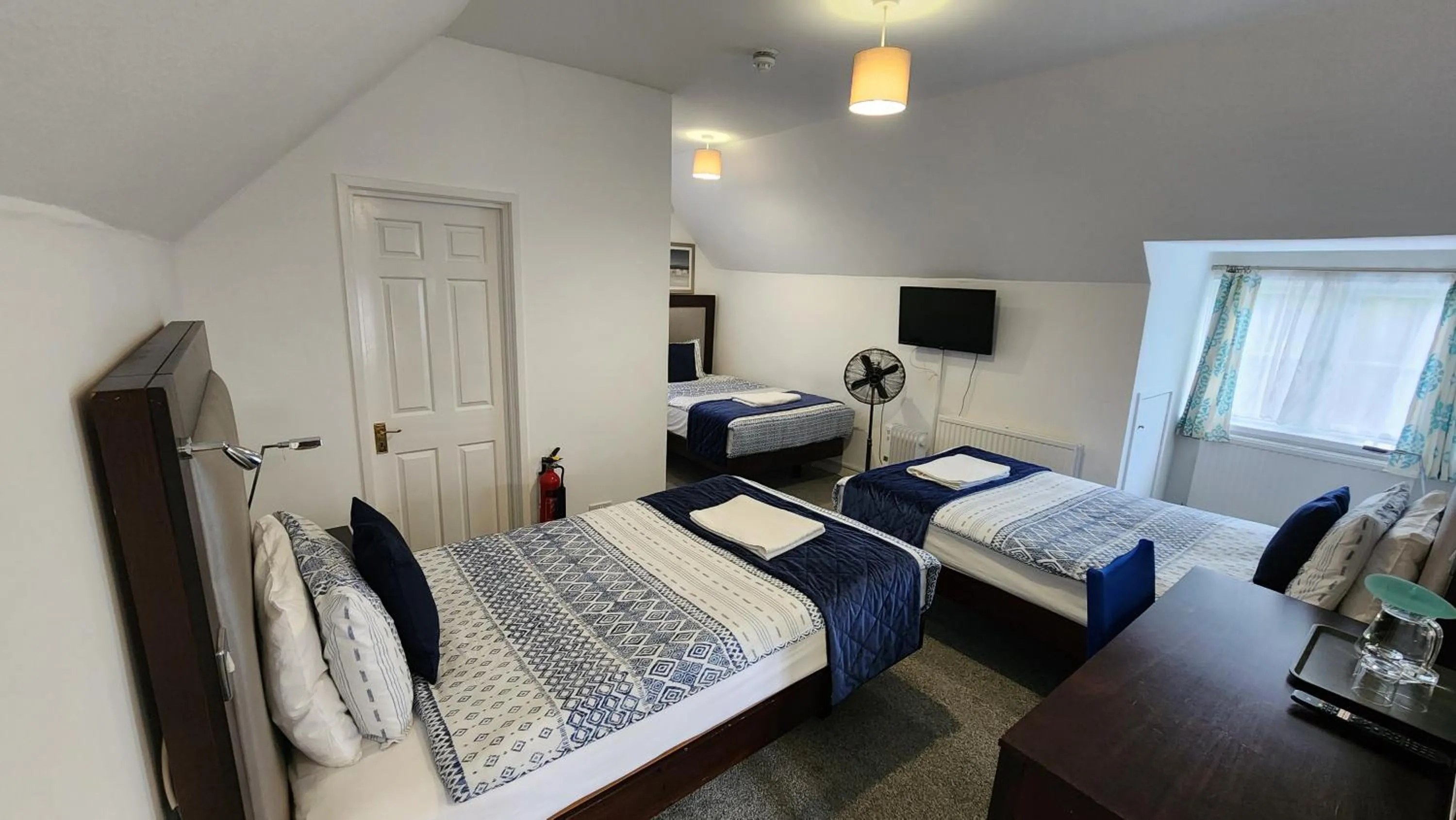 Bedroom, Bed in Gatwick Castle B&B