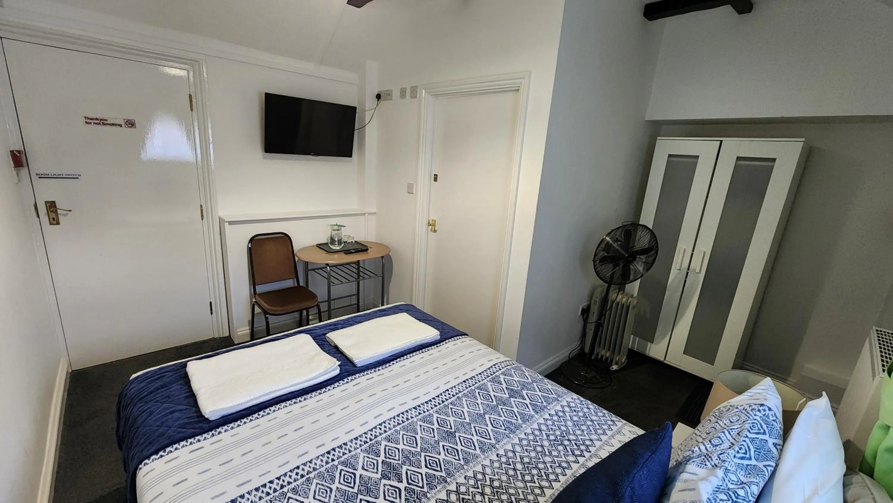 Bedroom, Bed in Gatwick Castle B&B