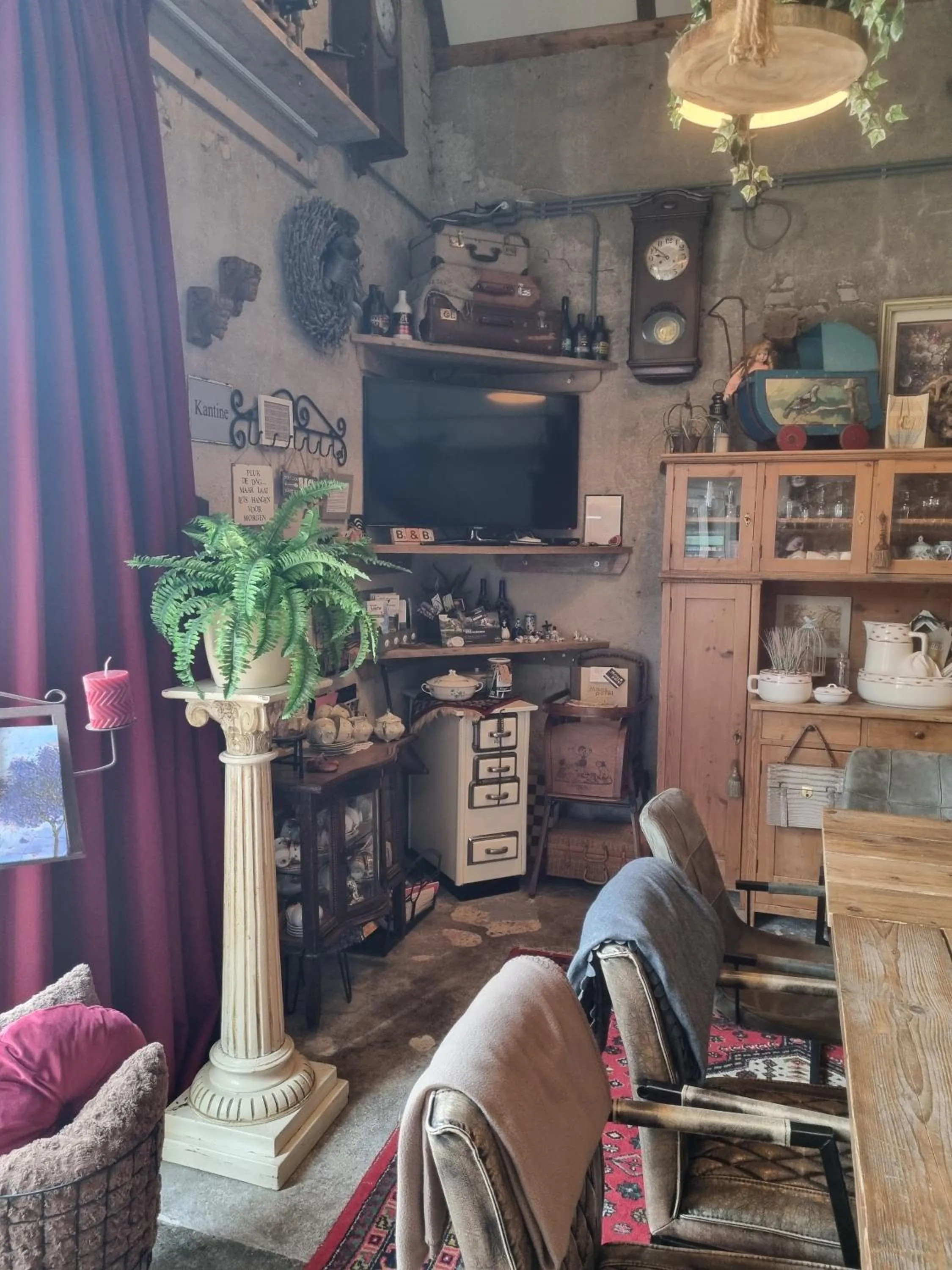 Communal lounge/ TV room in Bed & Breakfast aan de Beek